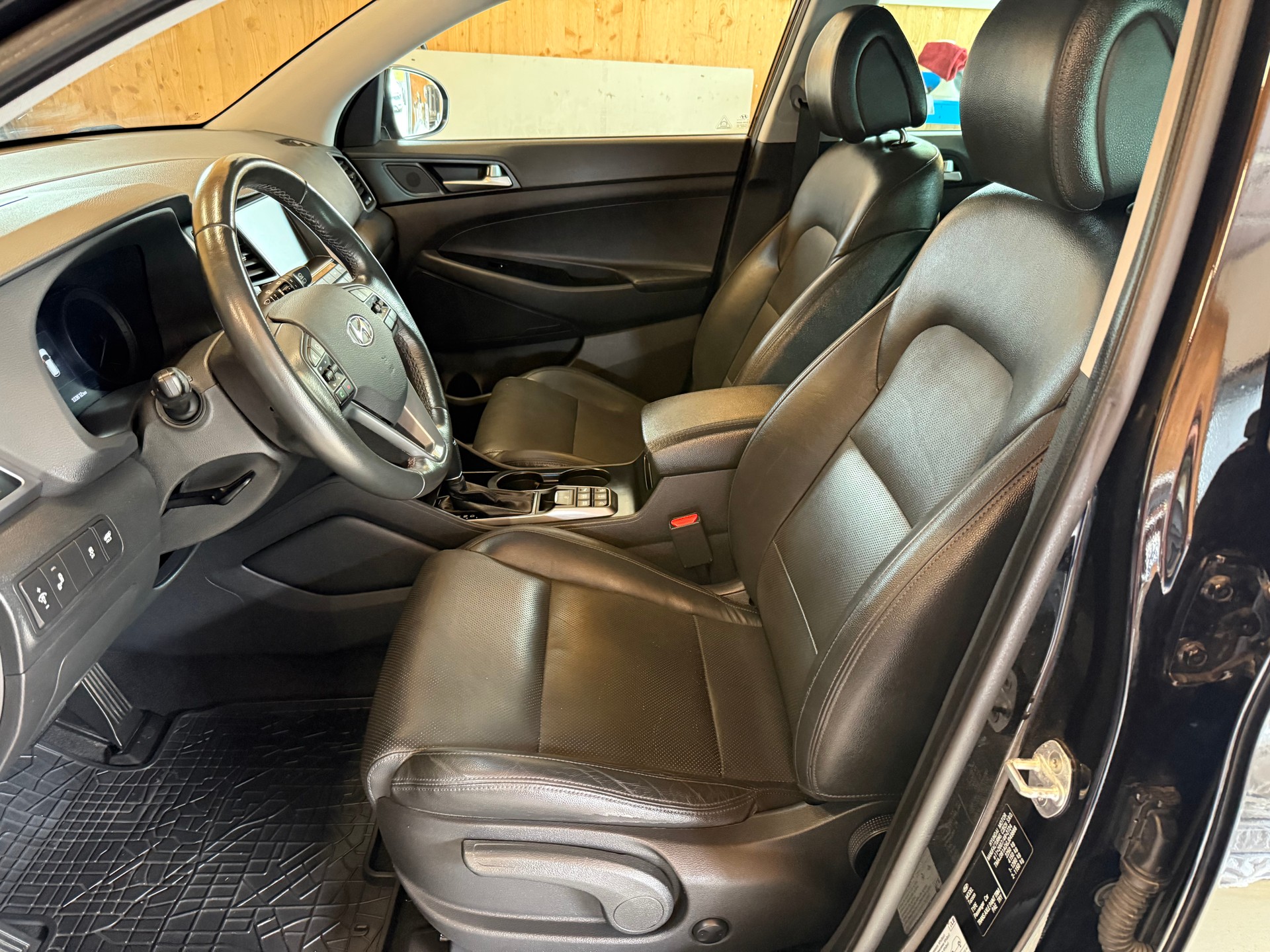 HYUNDAI Tucson 2.0 CRDI Launch Edition 4WD Automatic-image-6