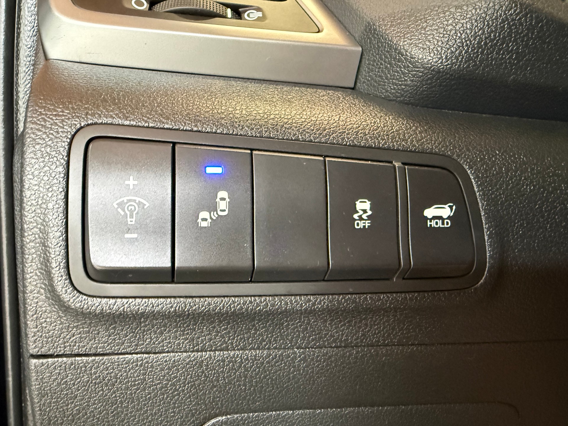 HYUNDAI Tucson 2.0 CRDI Launch Edition 4WD Automatic-image-15