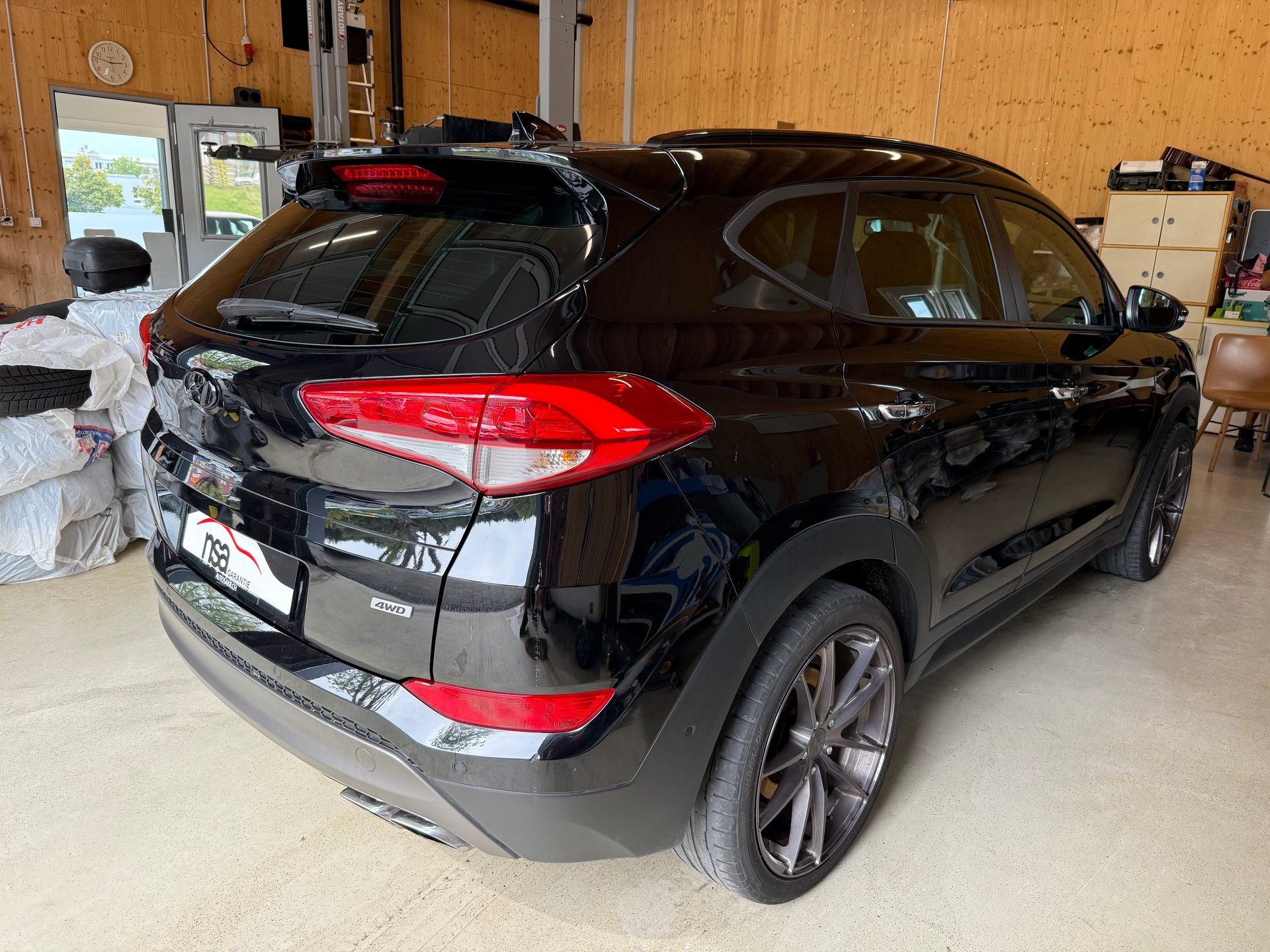 HYUNDAI Tucson 2.0 CRDI Launch Edition 4WD Automatic-image-3