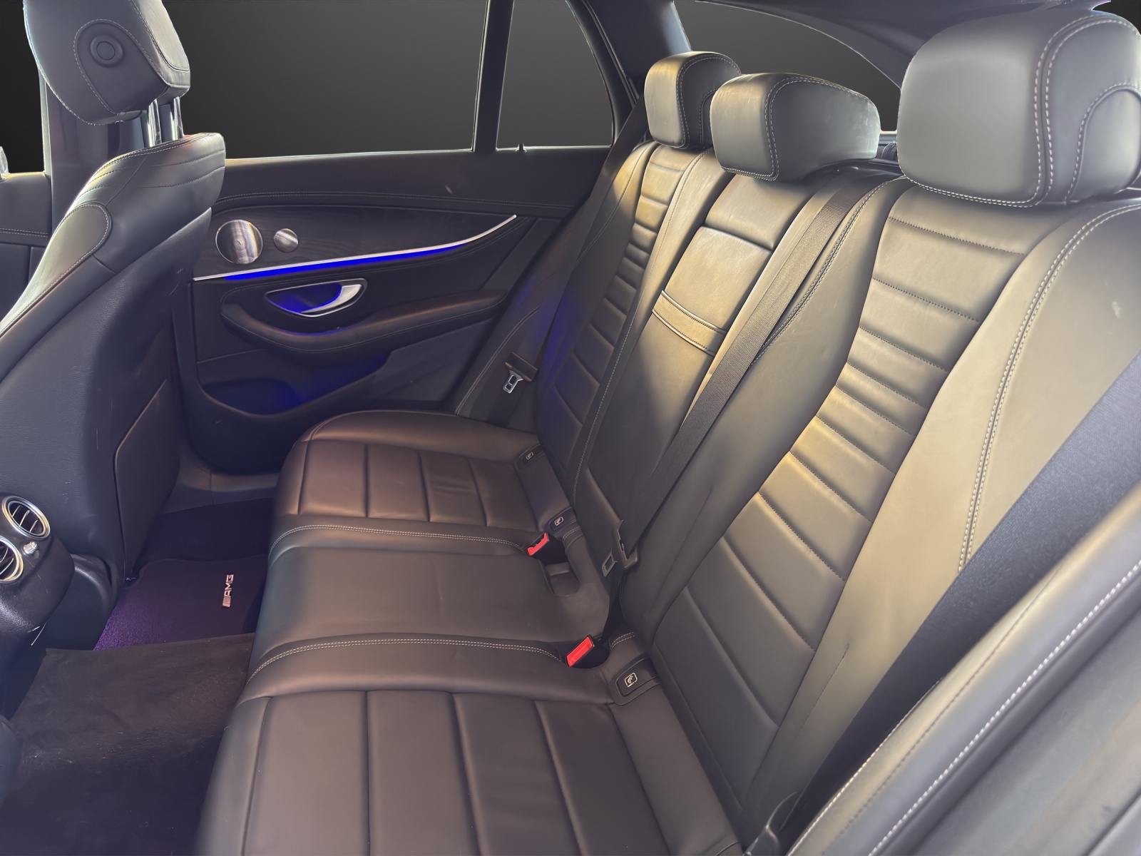 MERCEDES-BENZ E 220 d AMG Line 4Matic 9G-Tronic-image-12