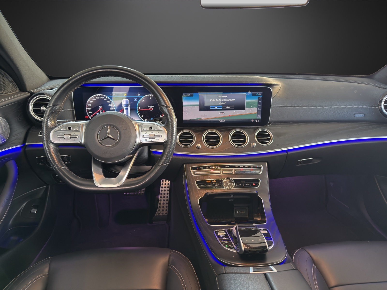 MERCEDES-BENZ E 220 d AMG Line 4Matic 9G-Tronic-image-10