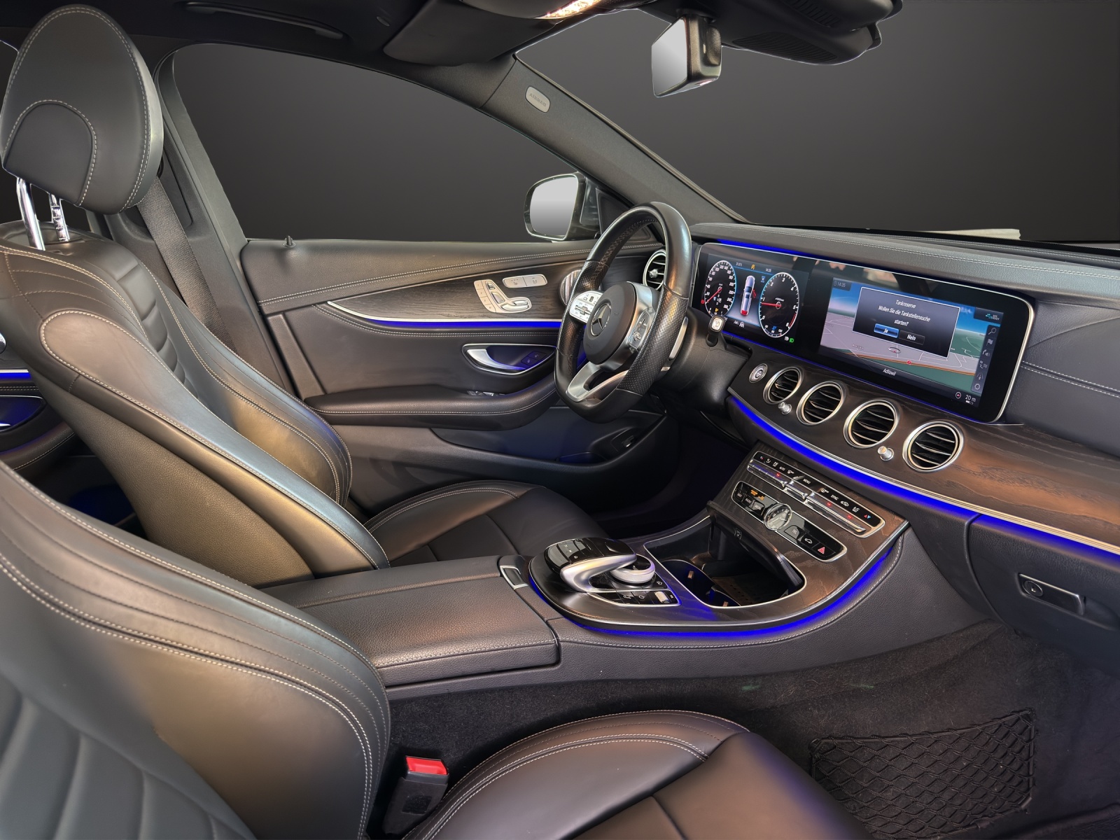 MERCEDES-BENZ E 220 d AMG Line 4Matic 9G-Tronic-image-11
