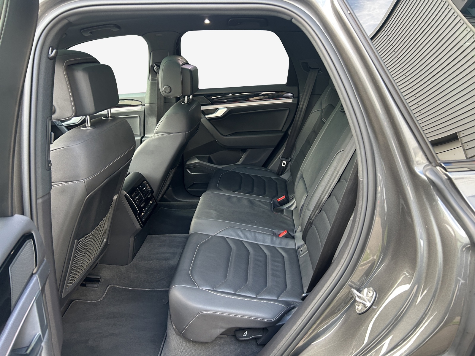VW Touareg 3.0 TDI R Line Tiptronic-image-11