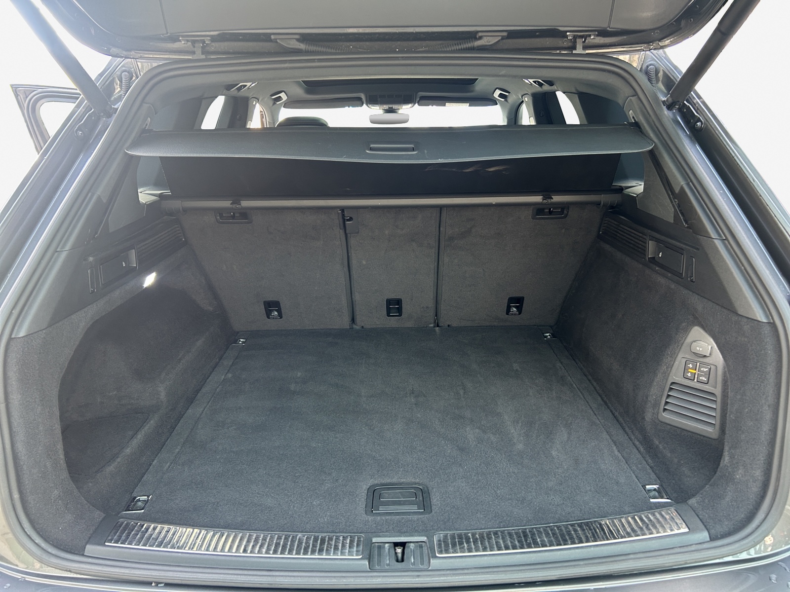 VW Touareg 3.0 TDI R Line Tiptronic-image-12