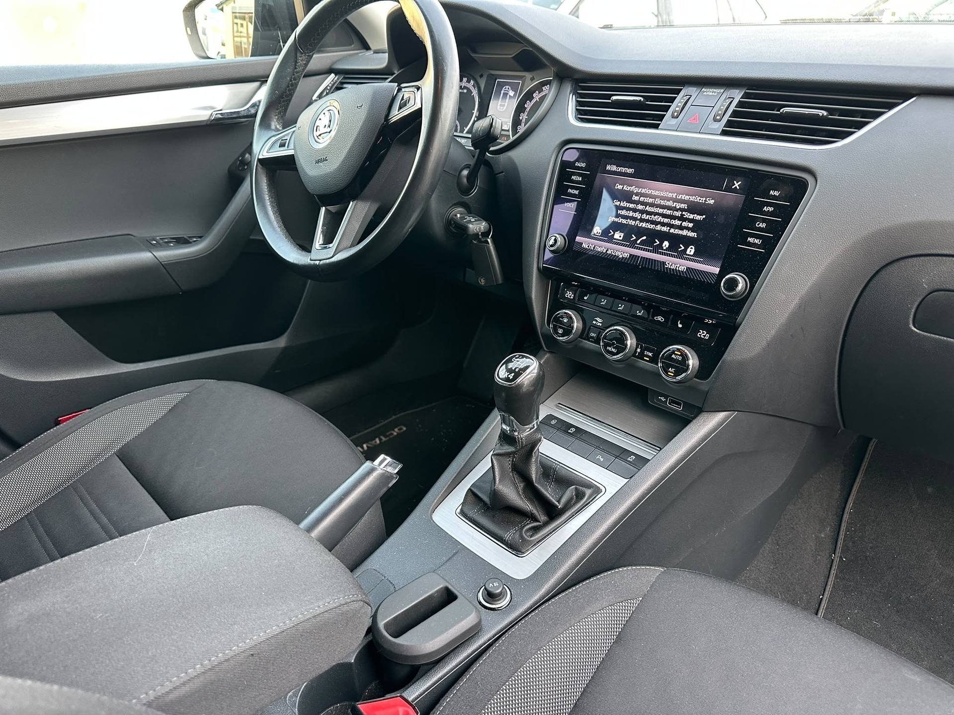 SKODA Octavia Combi 1.6 TDI Clever 4x4-image-11