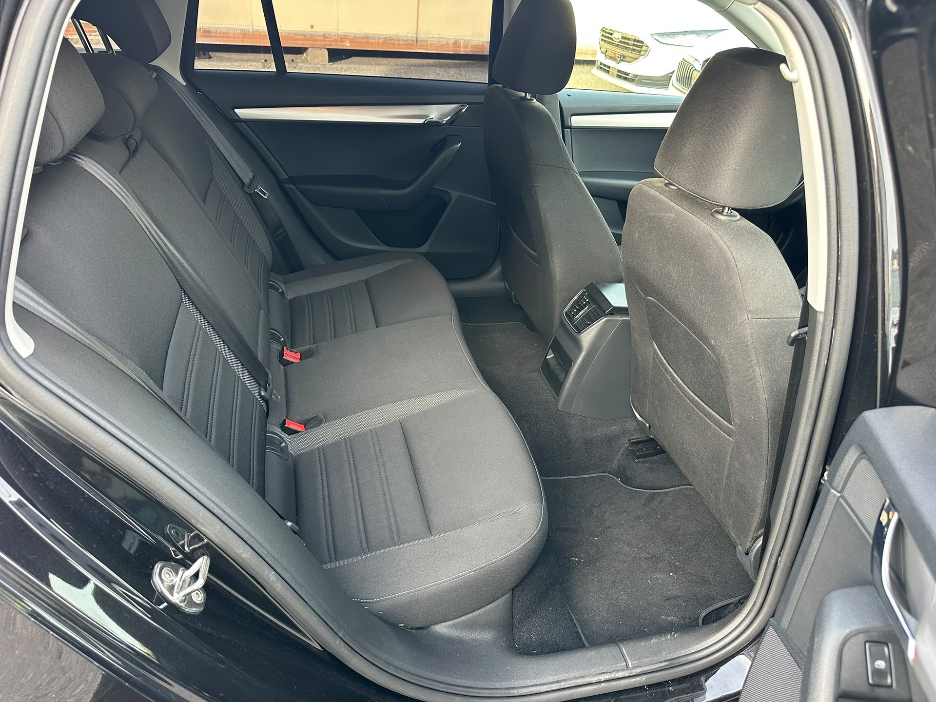 SKODA Octavia Combi 1.6 TDI Clever 4x4-image-13