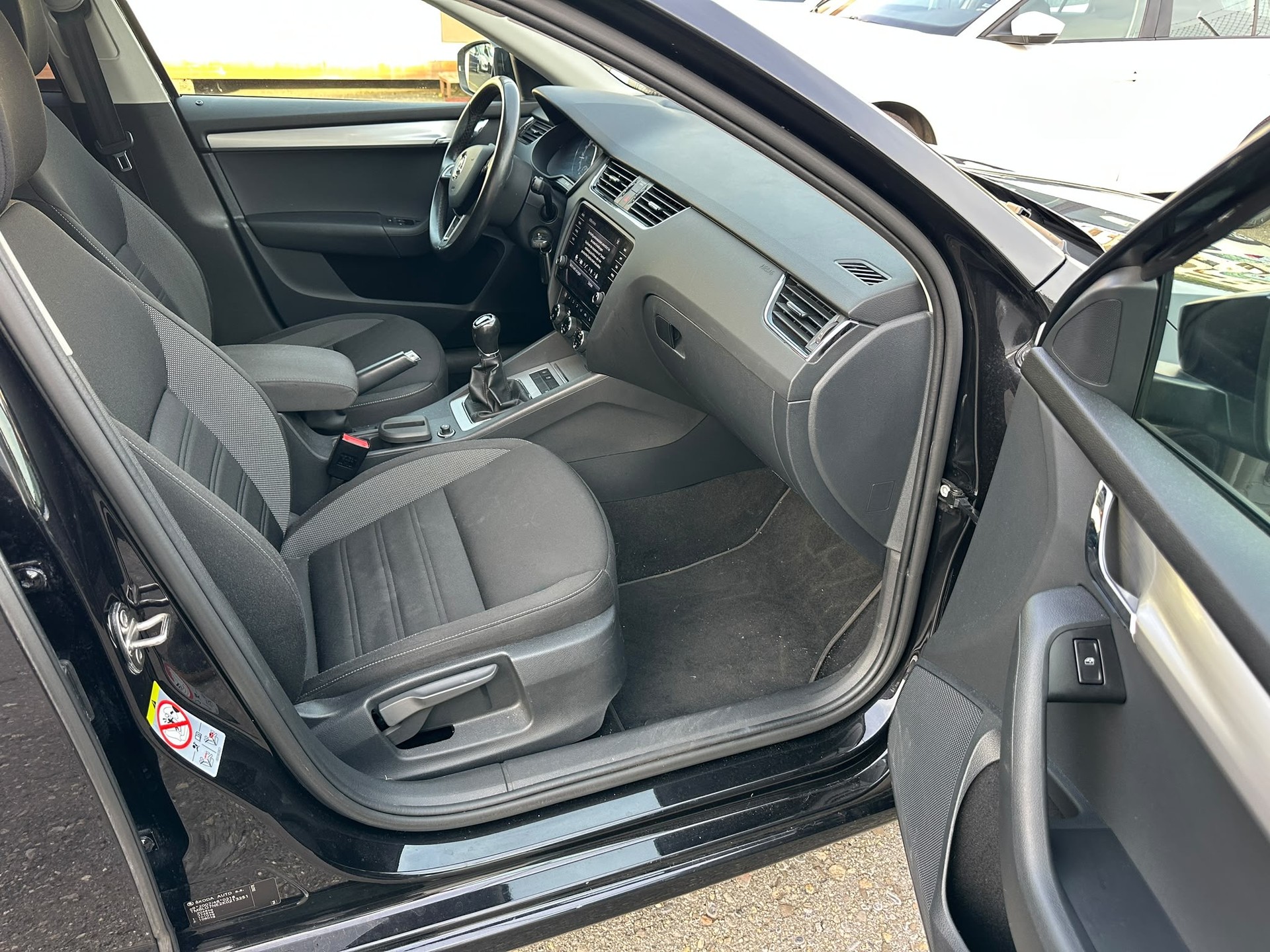 SKODA Octavia Combi 1.6 TDI Clever 4x4-image-12
