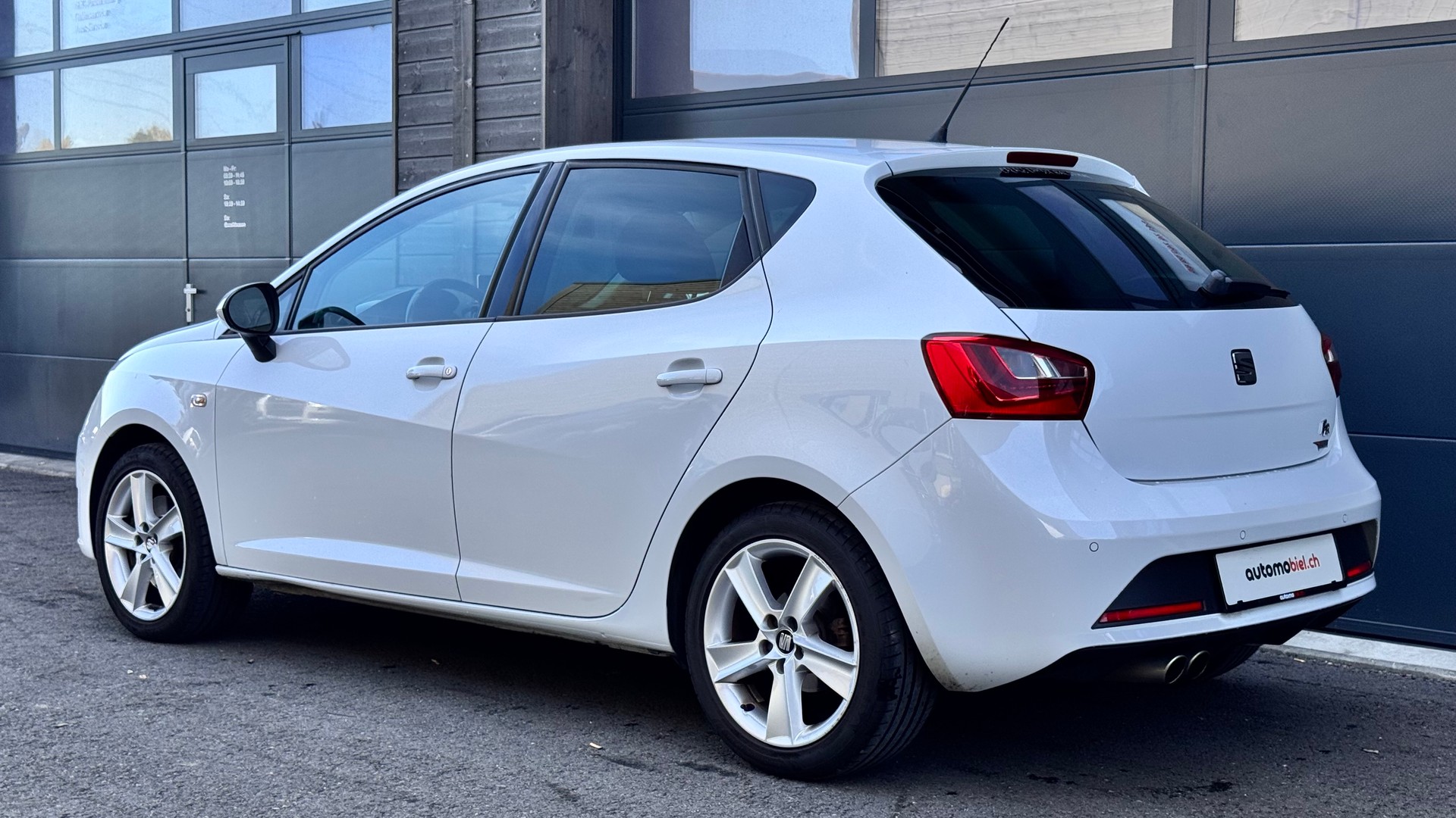SEAT Ibiza ST 1.4 TSI FR Viva-image-4