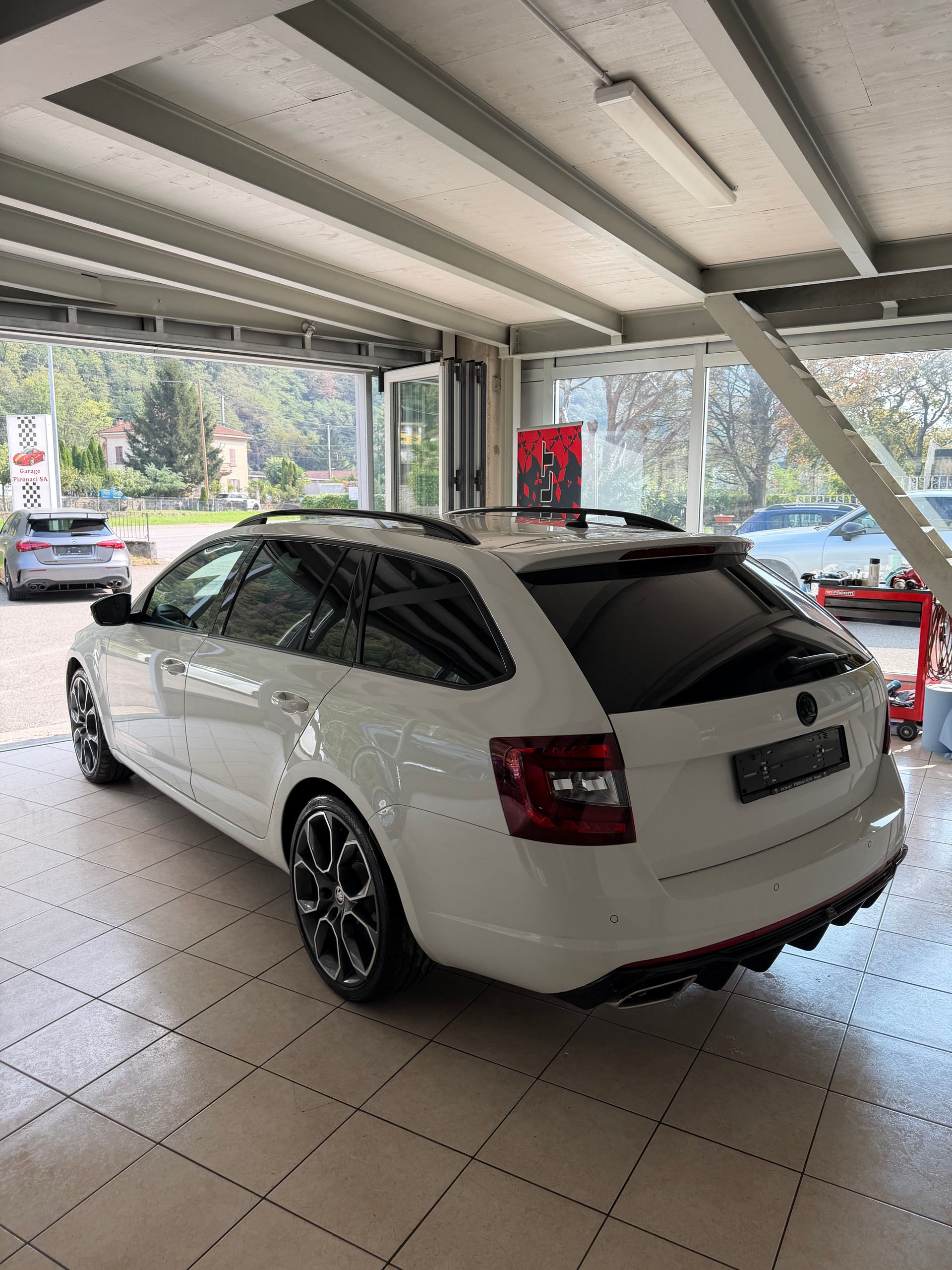 SKODA Octavia Combi 2.0 TDI RS-image-4