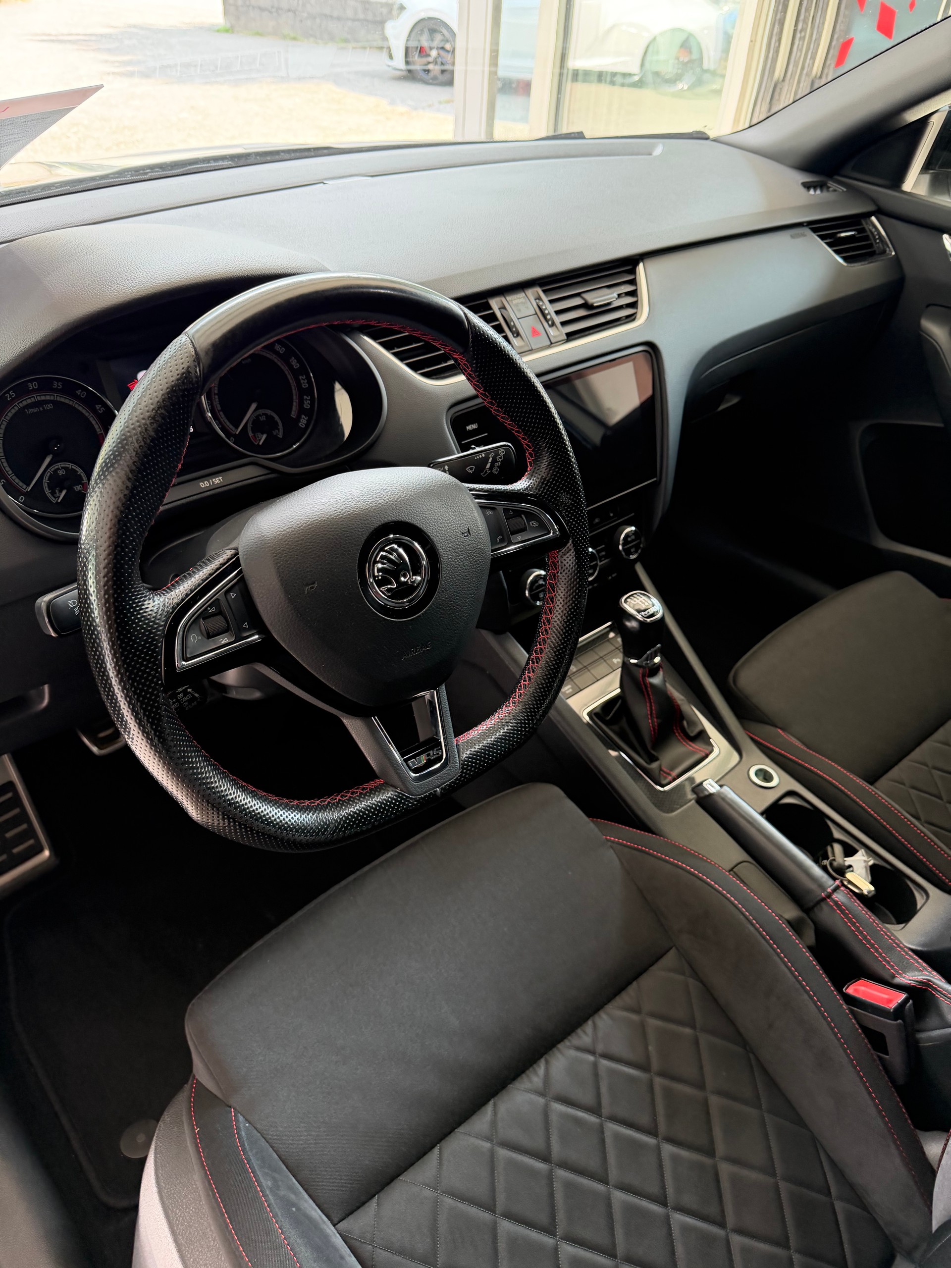 SKODA Octavia Combi 2.0 TDI RS-image-9