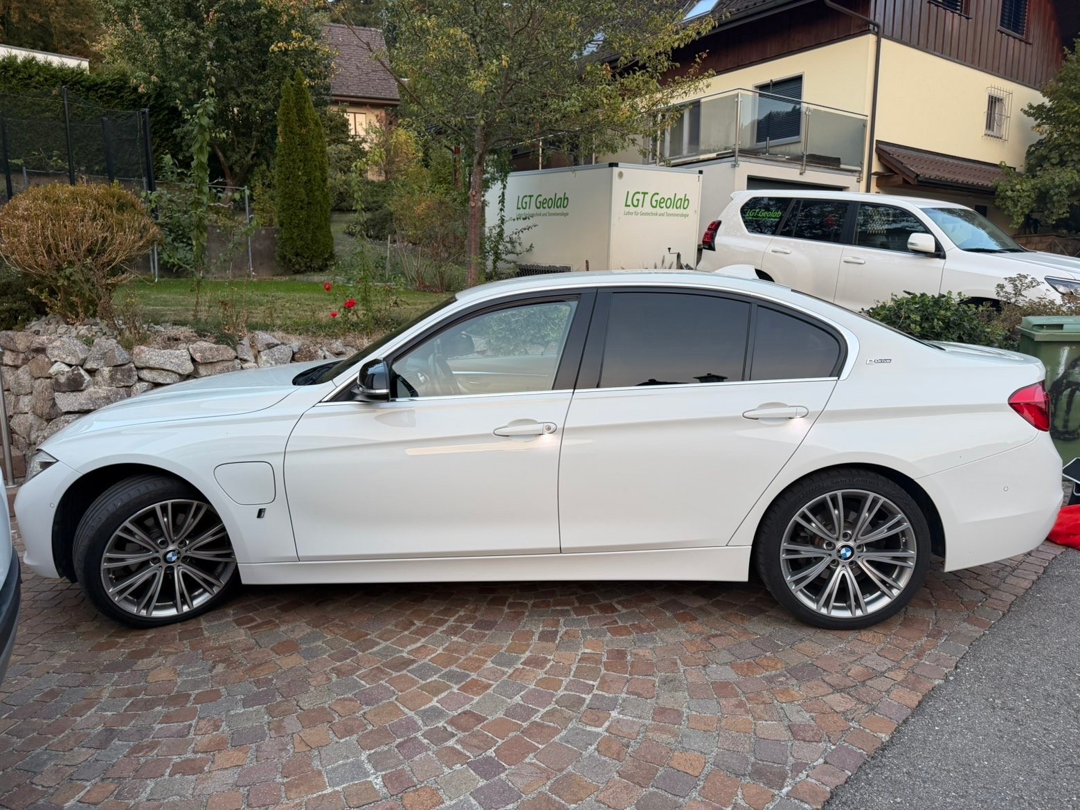 BMW 330e-image-1