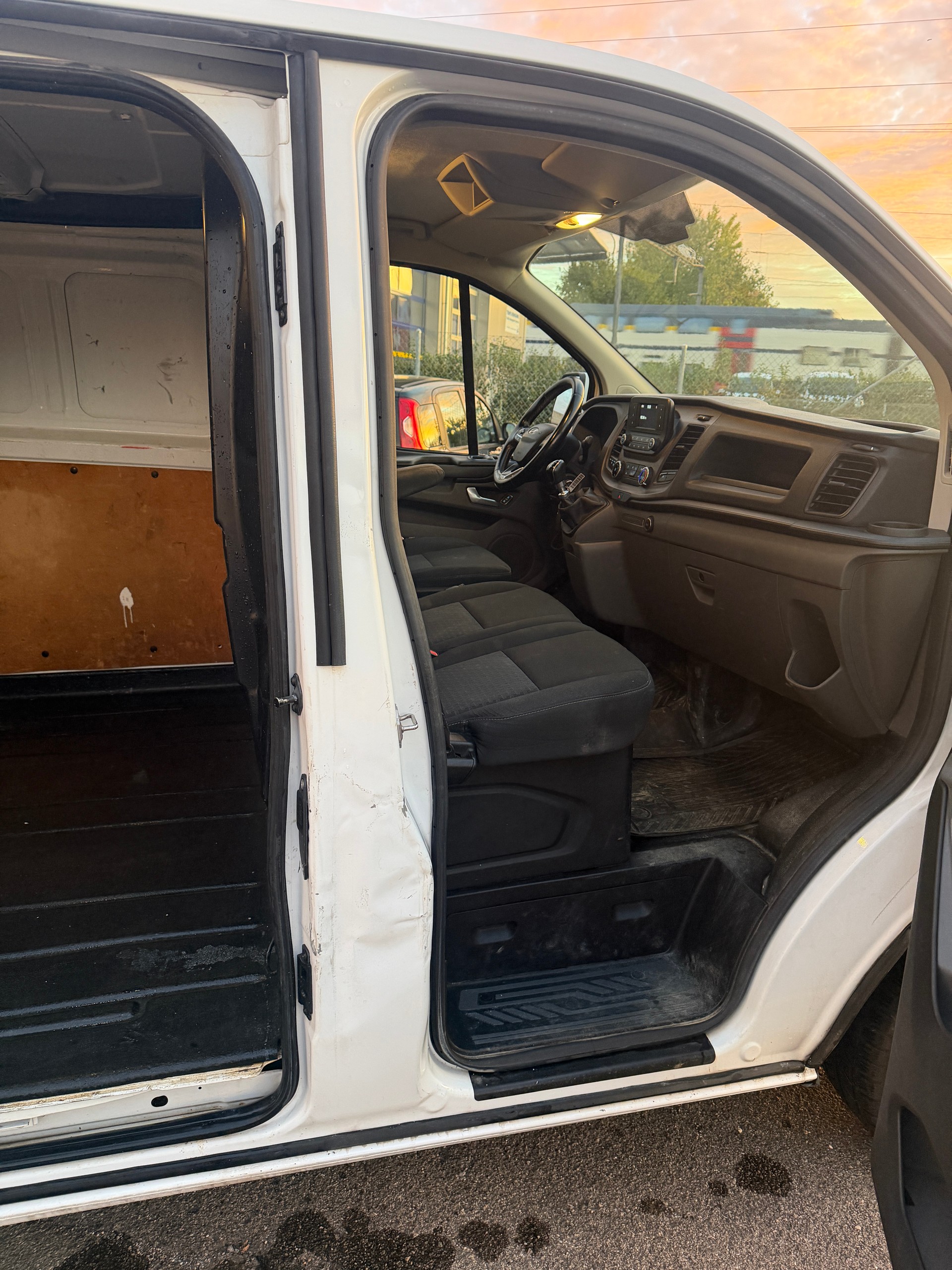 FORD Transit Custom Van 300 L1H1 Trend-image-9