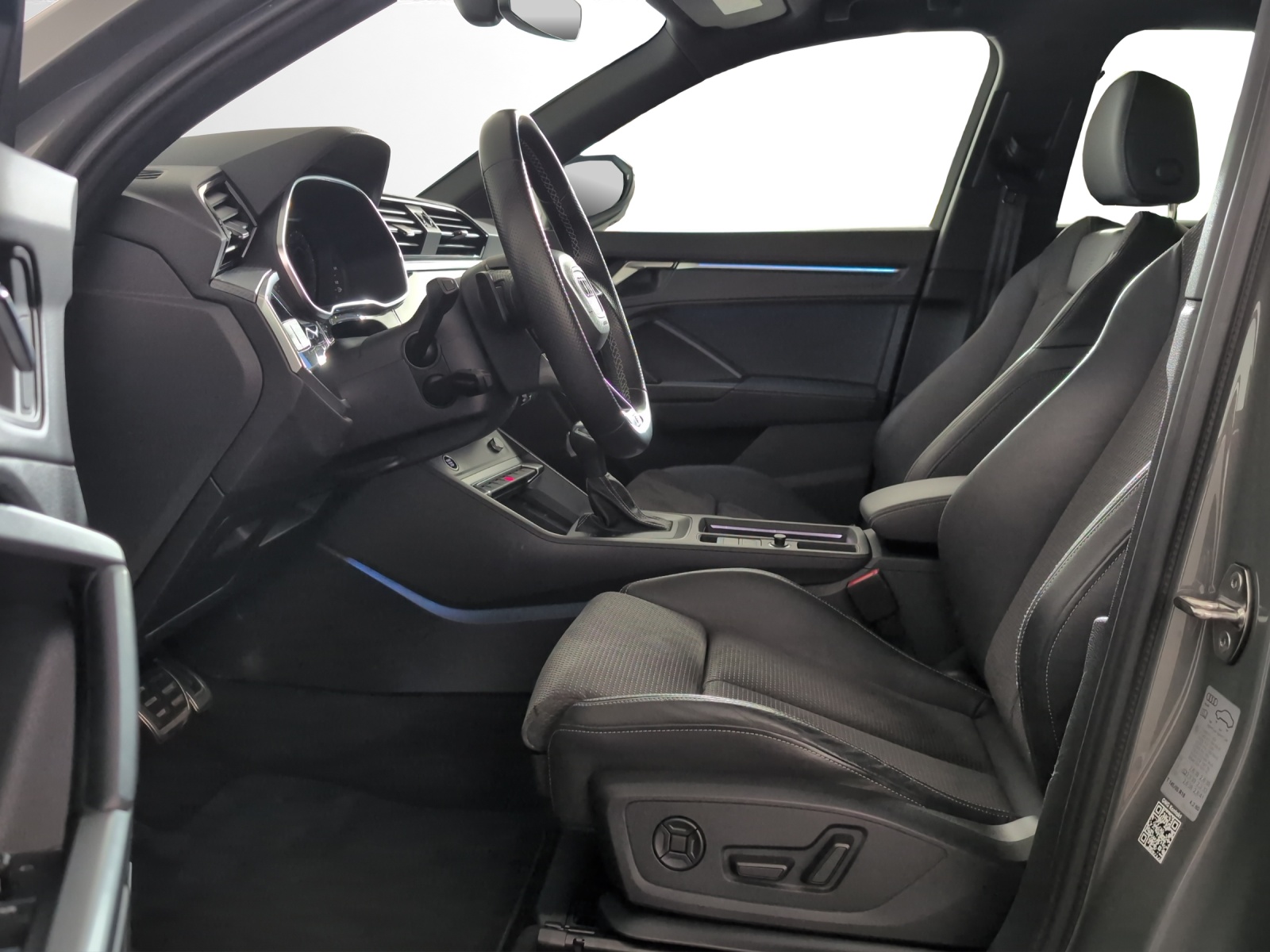 AUDI Q3 40 TDI S line quattro S-tronic-image-5