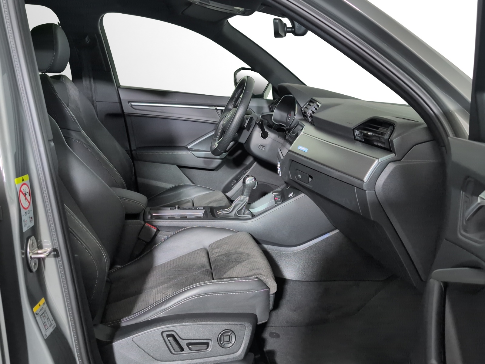 AUDI Q3 40 TDI S line quattro S-tronic-image-6