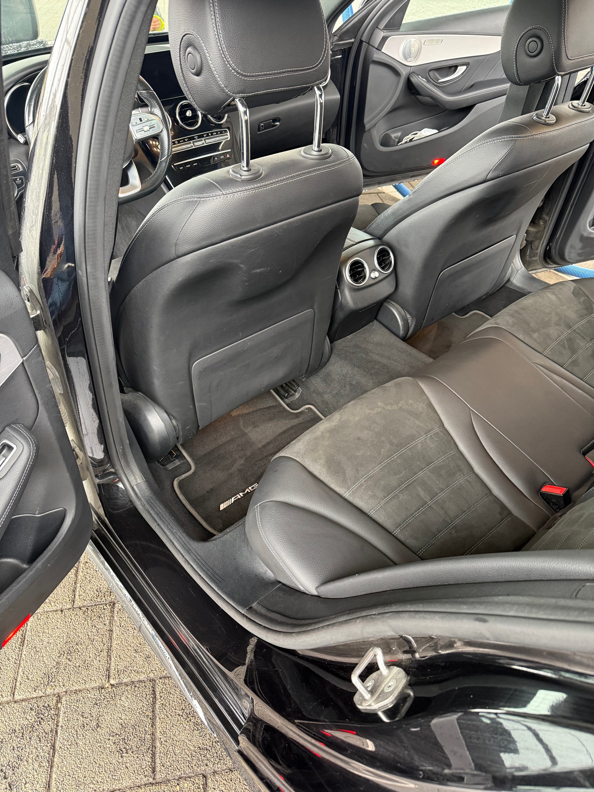 MERCEDES-BENZ C 300 de AMG Line-image-4