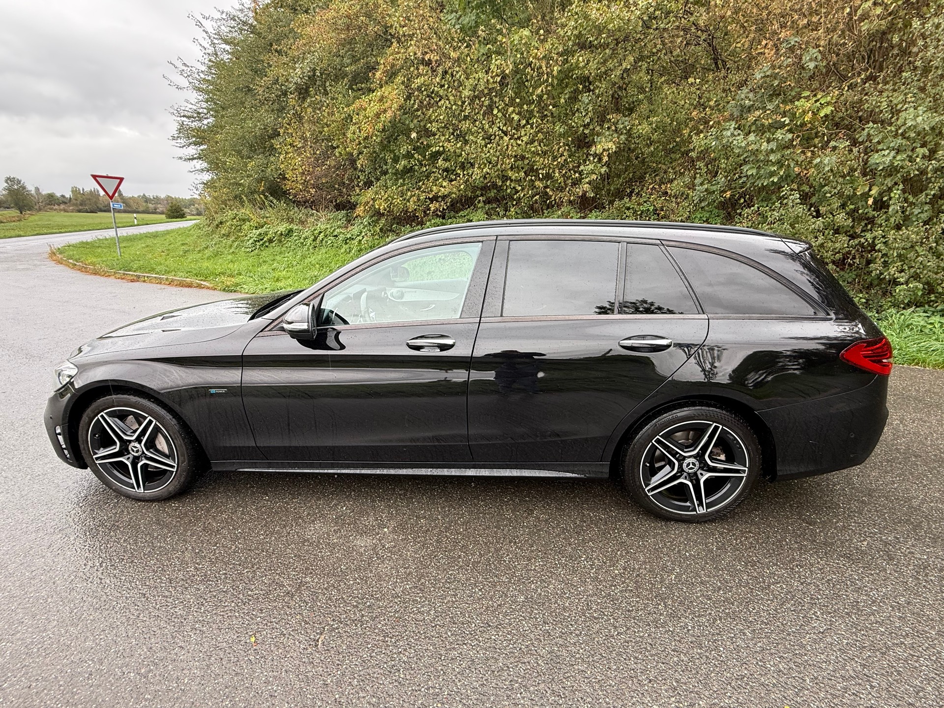 MERCEDES-BENZ C 300 de AMG Line-image-2