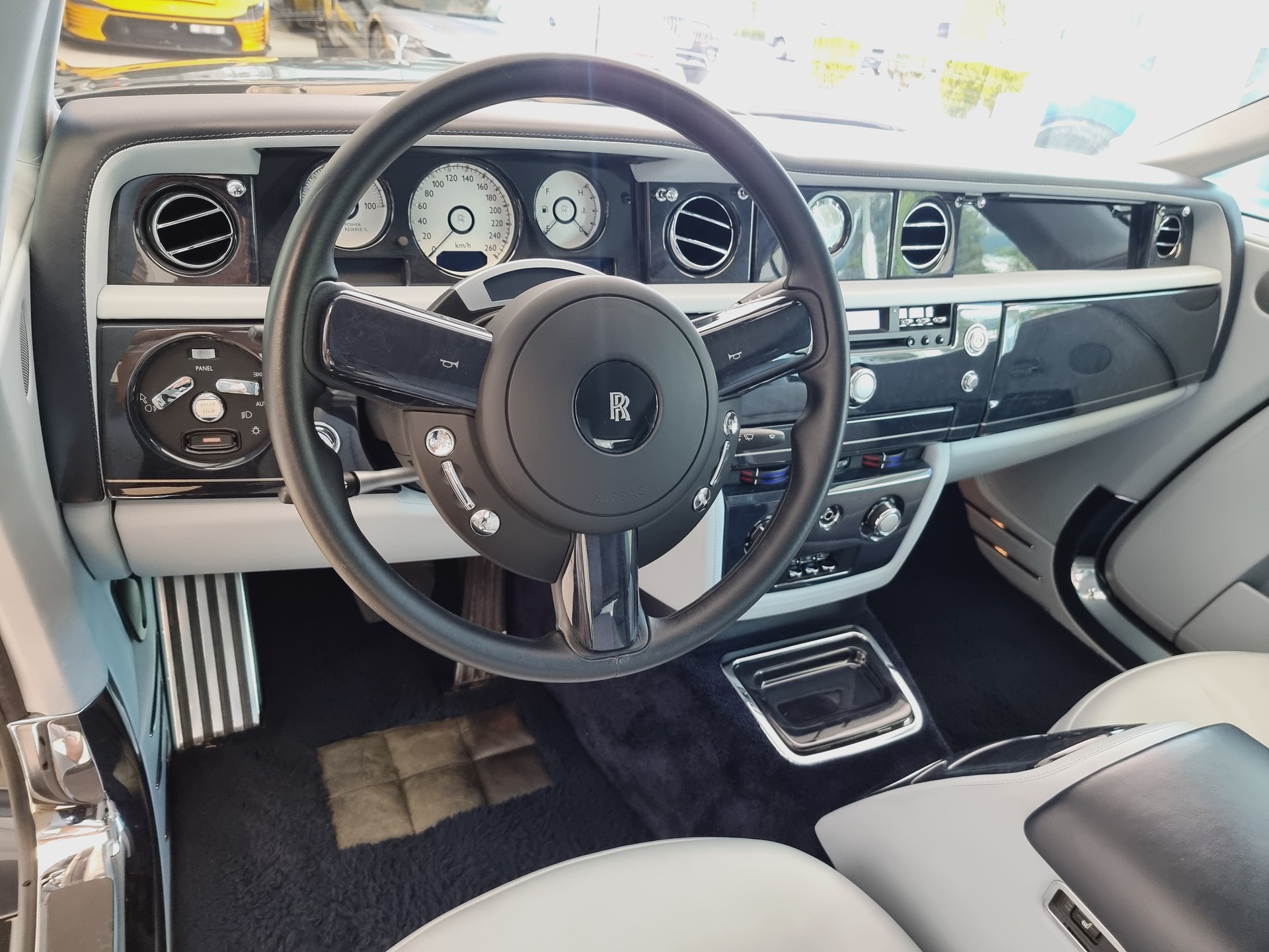ROLLS-ROYCE Phantom 6.7 V12 Coupé-image-10