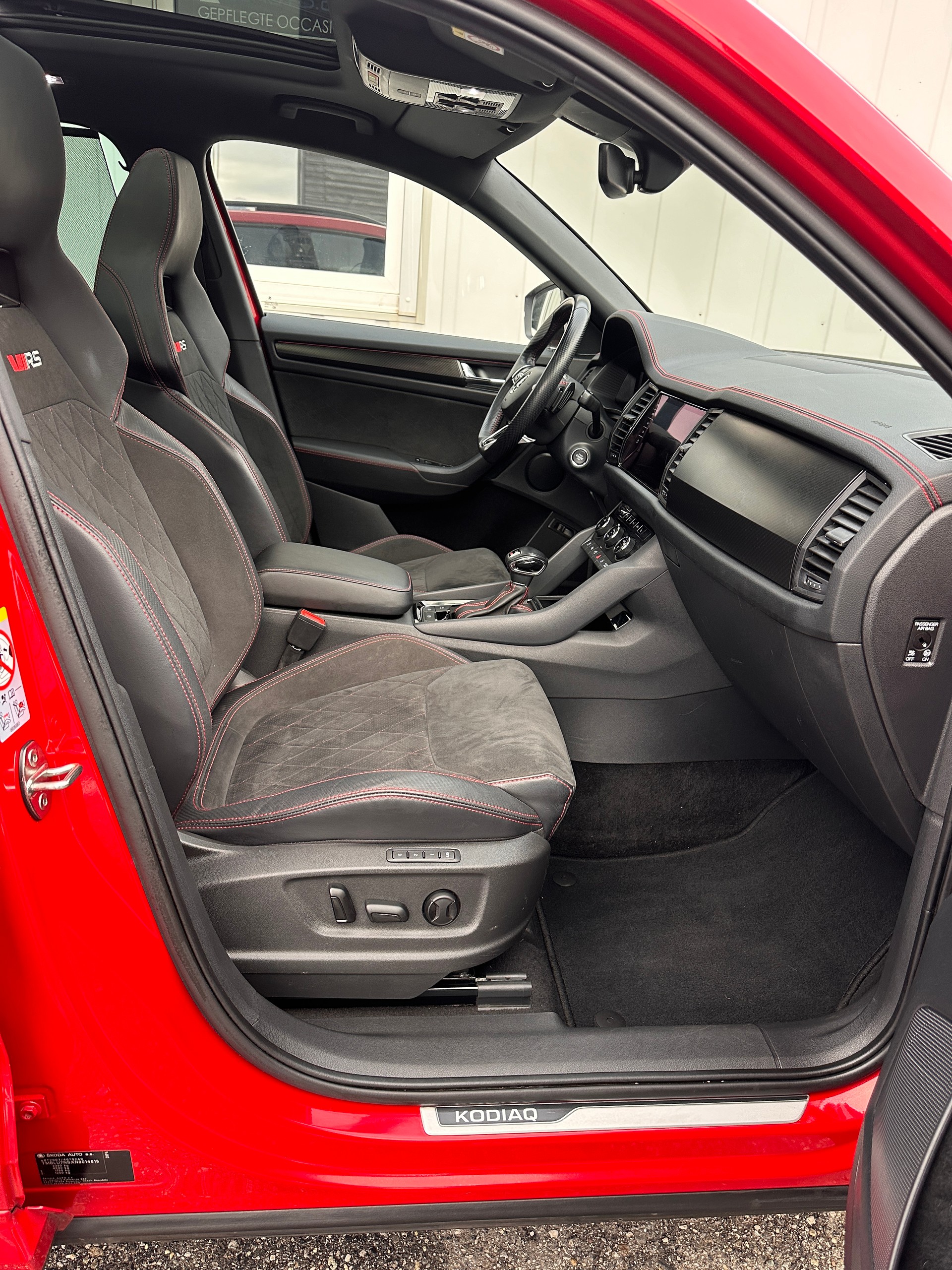 SKODA SKODA Kodiaq RS 4x4 PANORAMA * AHK * CH * 20" ALU* 8 FACH*STANDHEIZUNG*-image-12