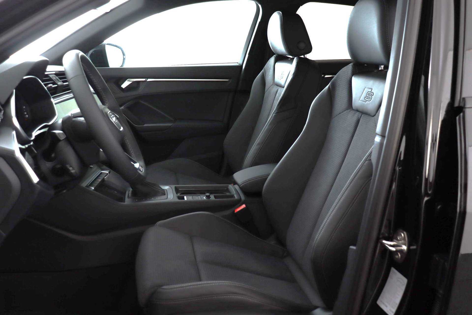 AUDI Q3 Sportback 40 TFSI S line quattro S-tronic-image-8