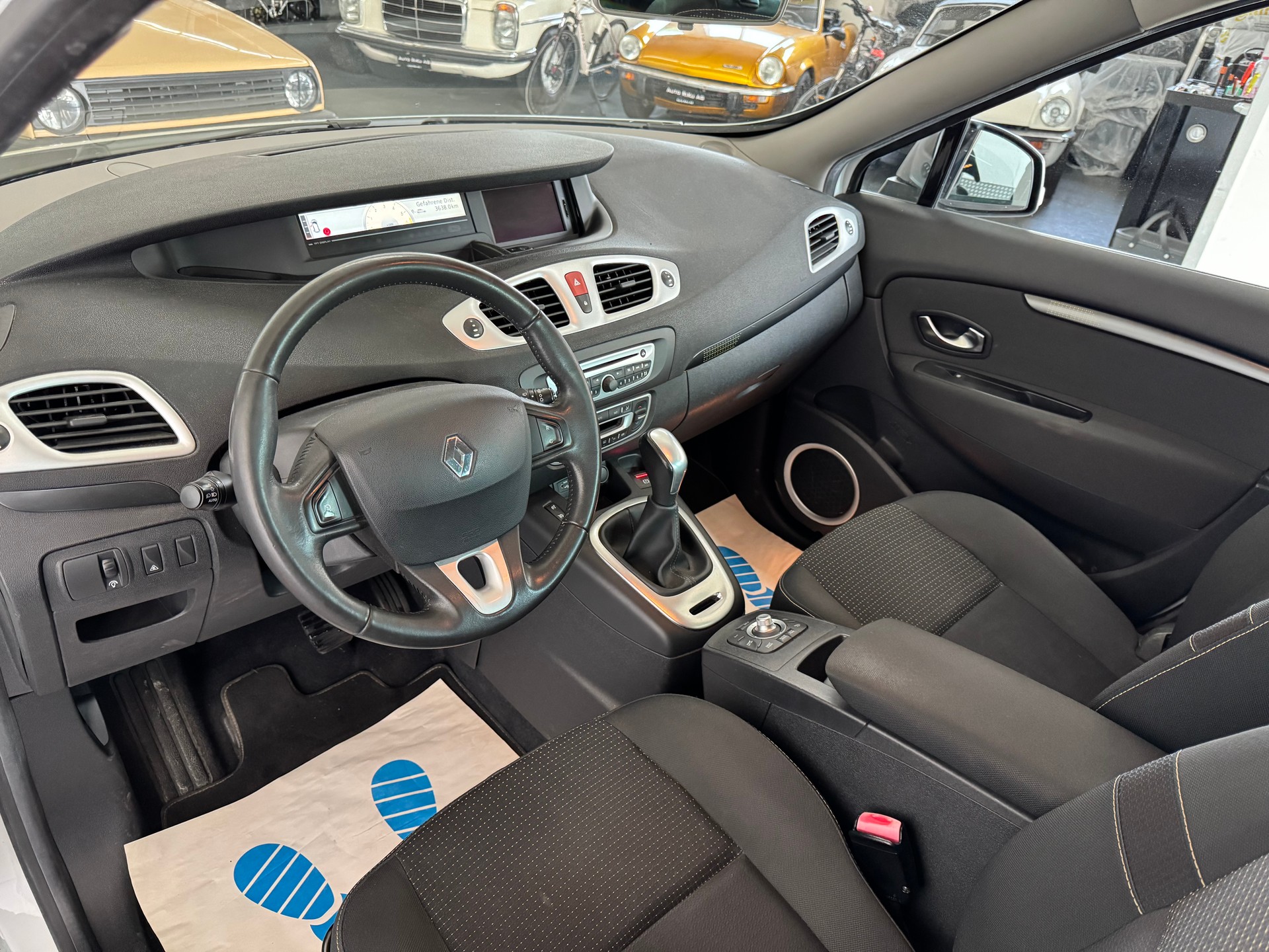 RENAULT Scénic 2.0 dCi Dynamique Automatic-image-12