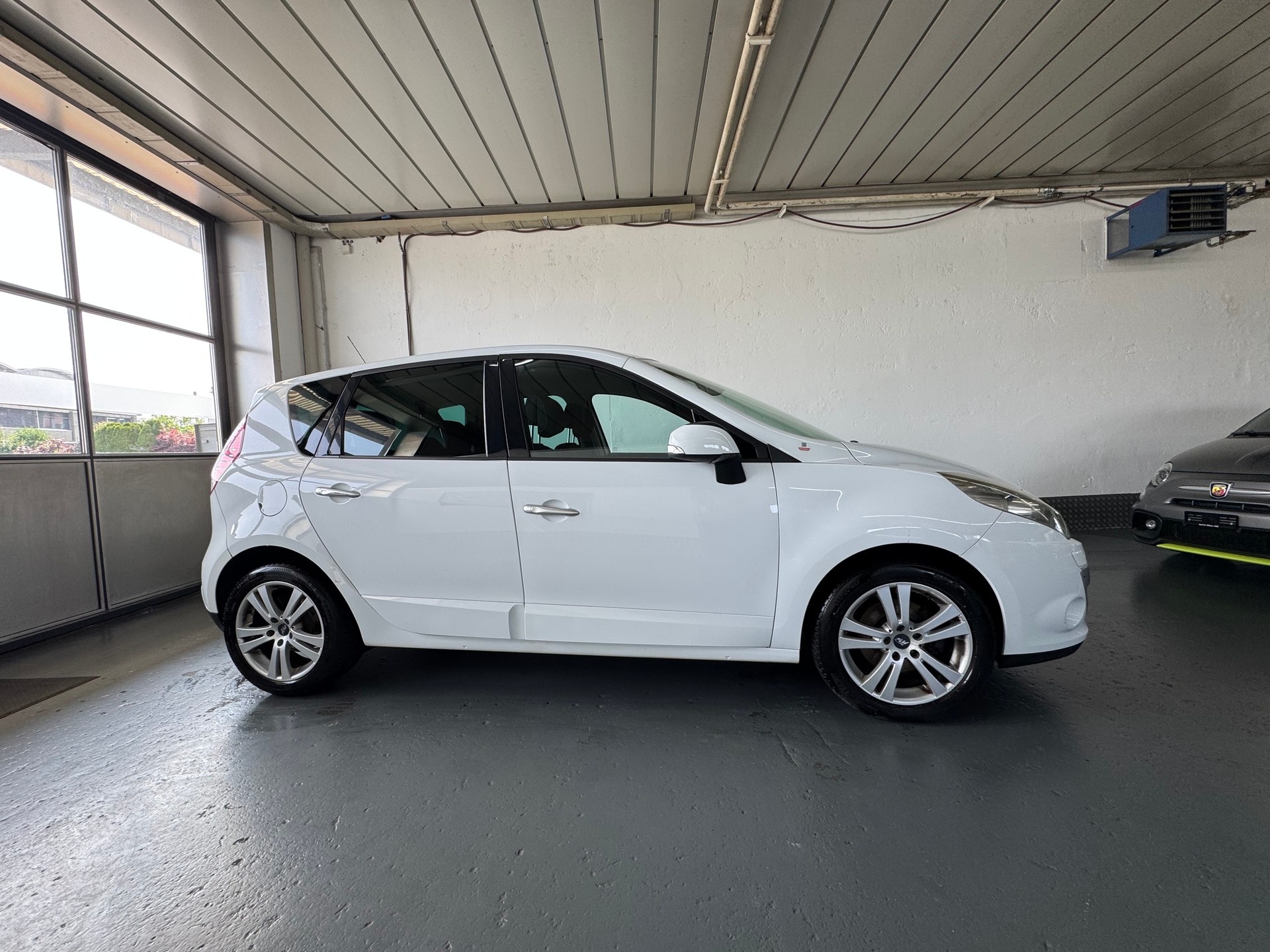 RENAULT Scénic 2.0 dCi Dynamique Automatic-image-6
