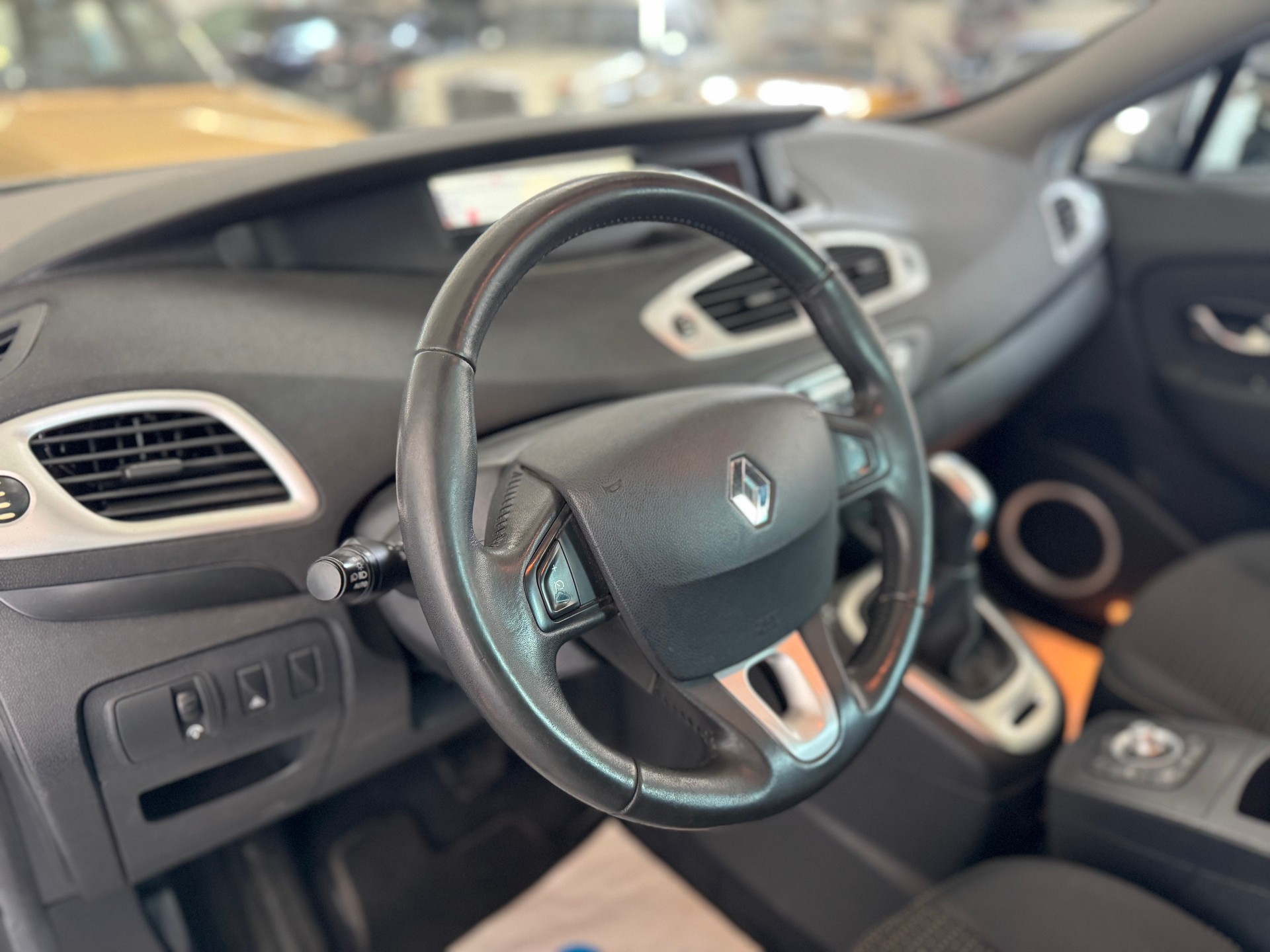RENAULT Scénic 2.0 dCi Dynamique Automatic-image-11