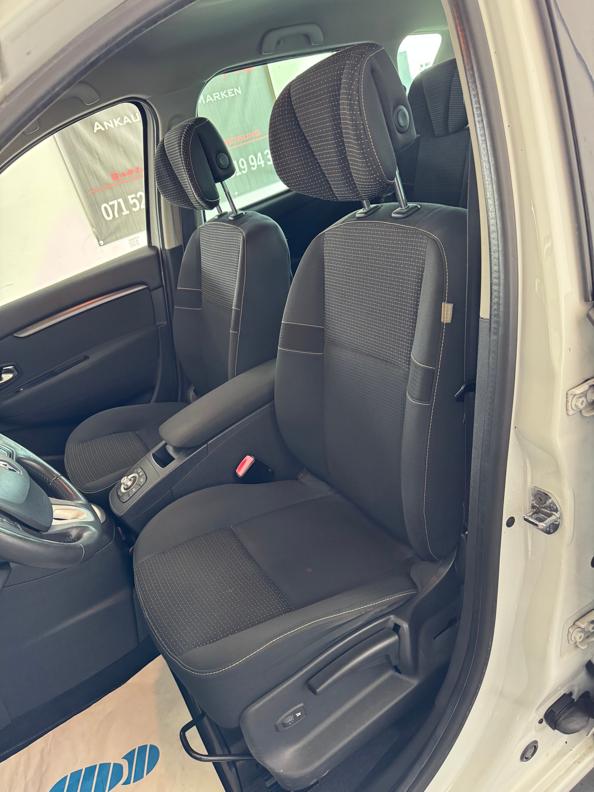 RENAULT Scénic 2.0 dCi Dynamique Automatic-image-13
