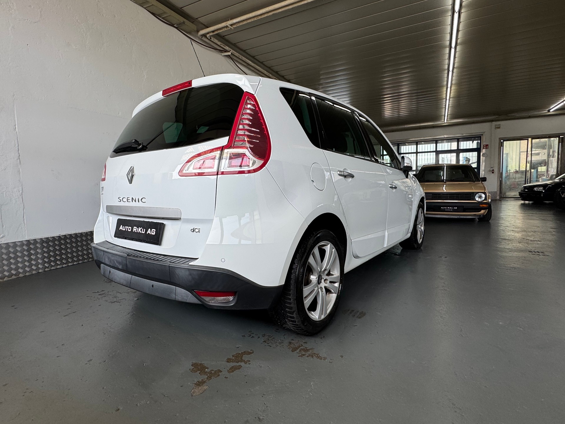 RENAULT Scénic 2.0 dCi Dynamique Automatic-image-8
