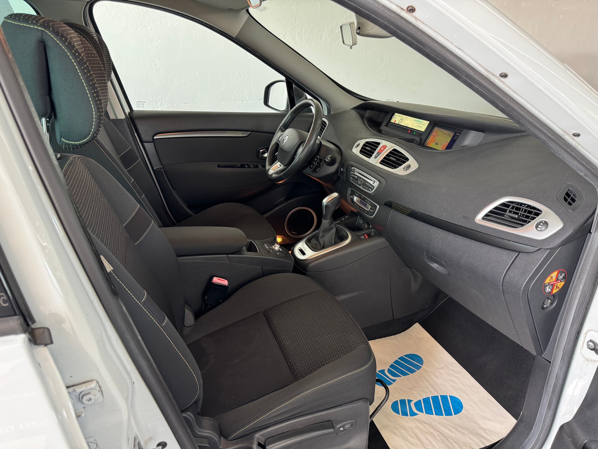 RENAULT Scénic 2.0 dCi Dynamique Automatic-image-14