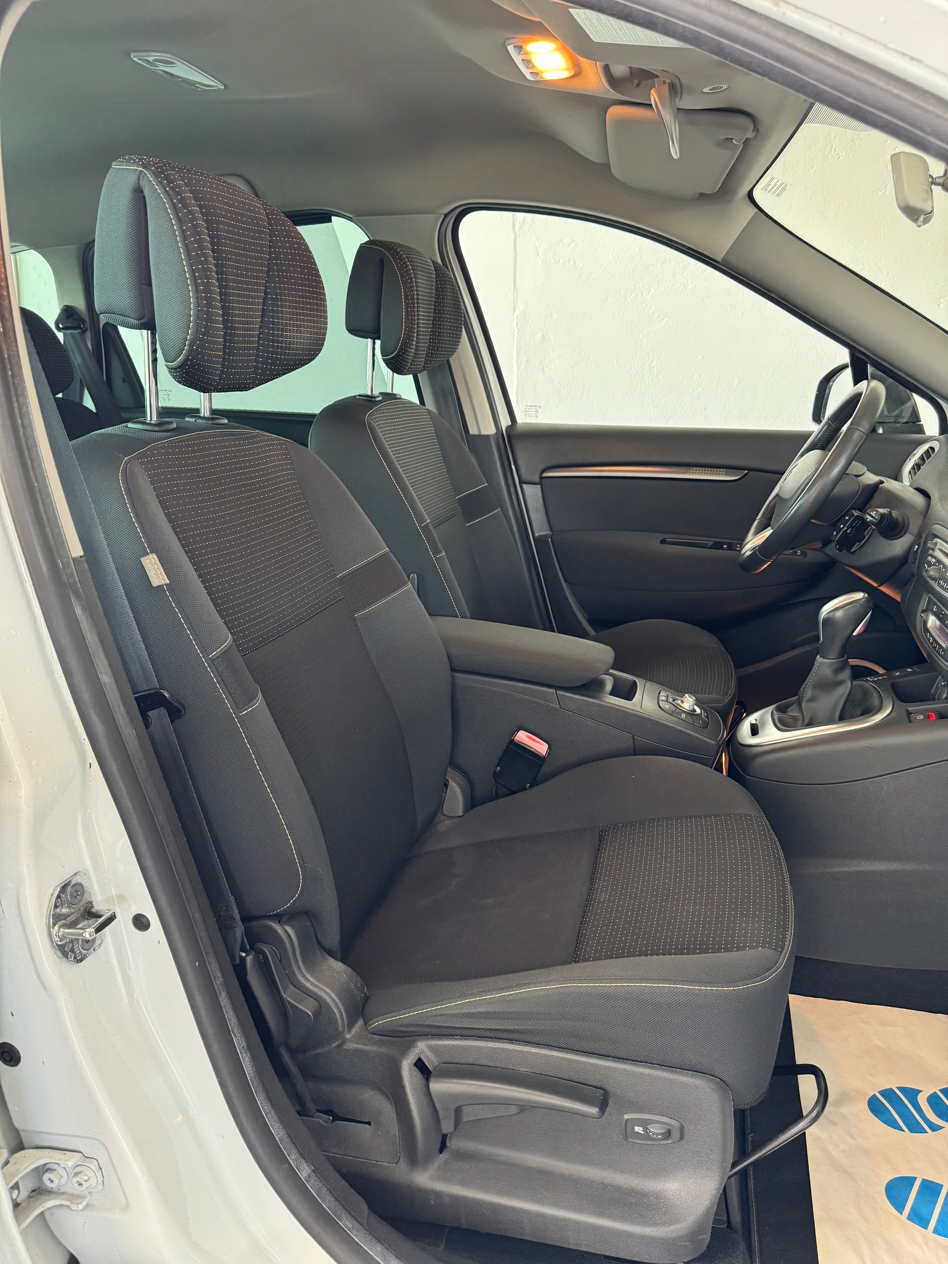 RENAULT Scénic 2.0 dCi Dynamique Automatic-image-15