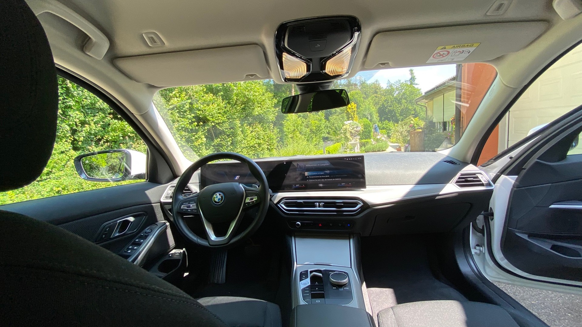 BMW 330e x DriveTouring Steptronic AWD-image-10