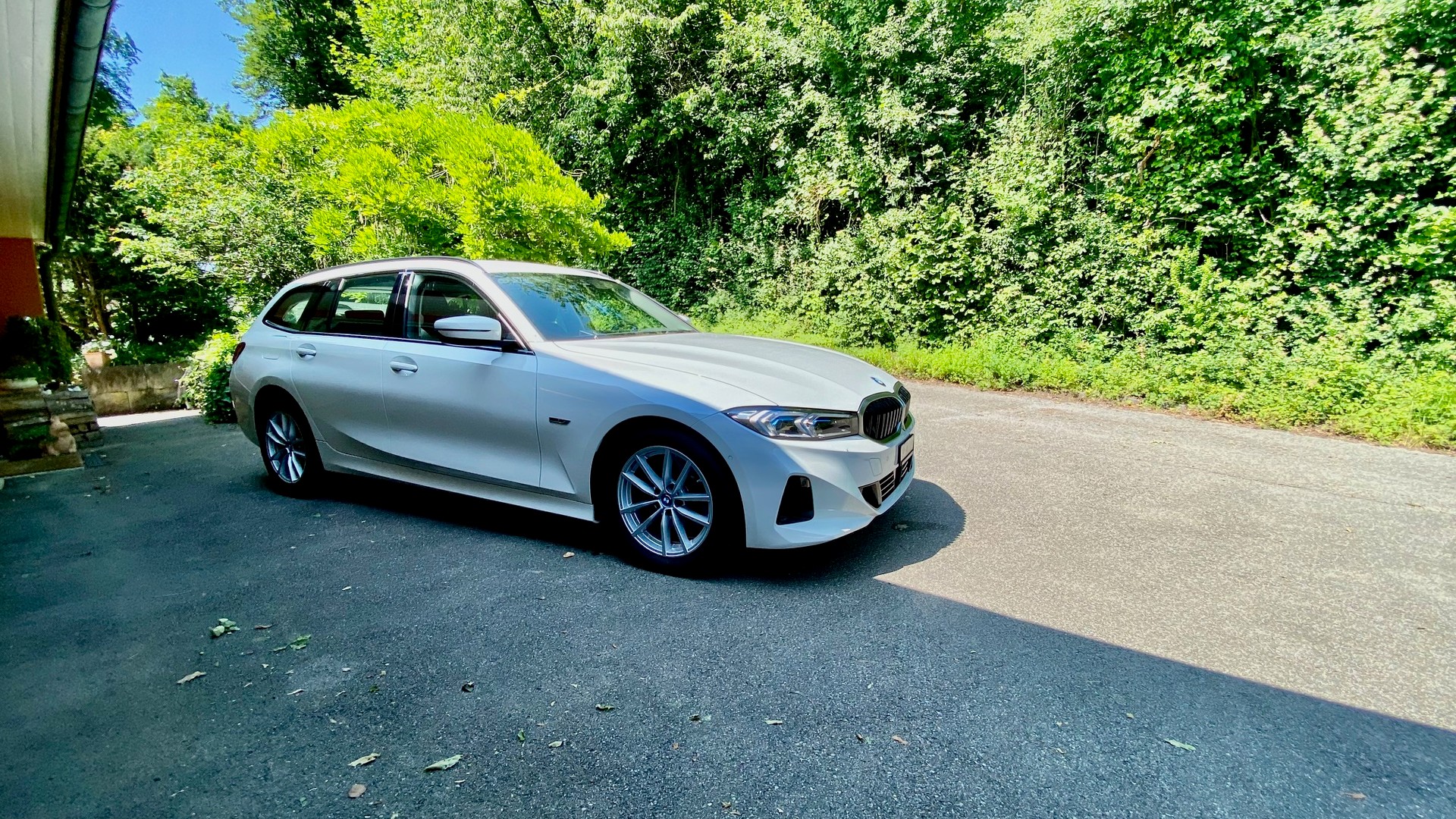 BMW 330e x DriveTouring Steptronic AWD-image-1