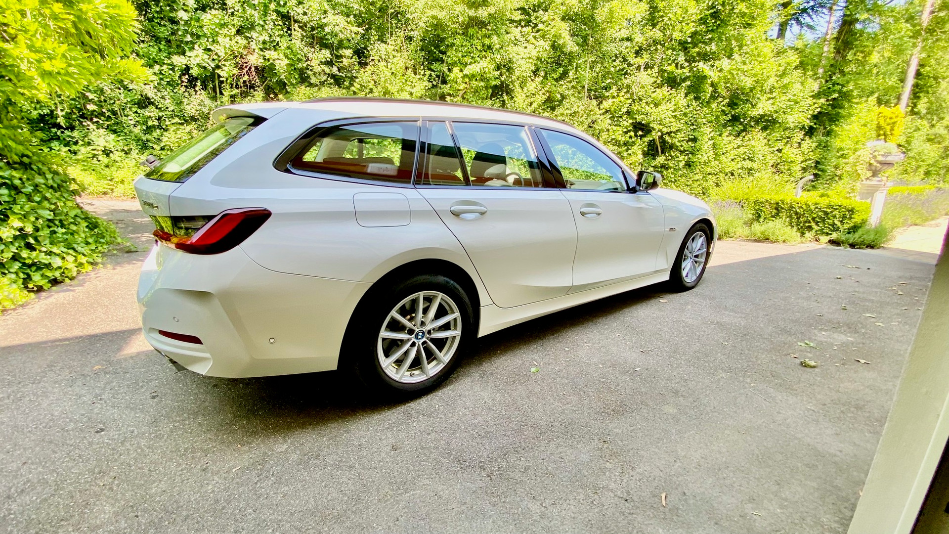 BMW 330e x DriveTouring Steptronic AWD-image-4