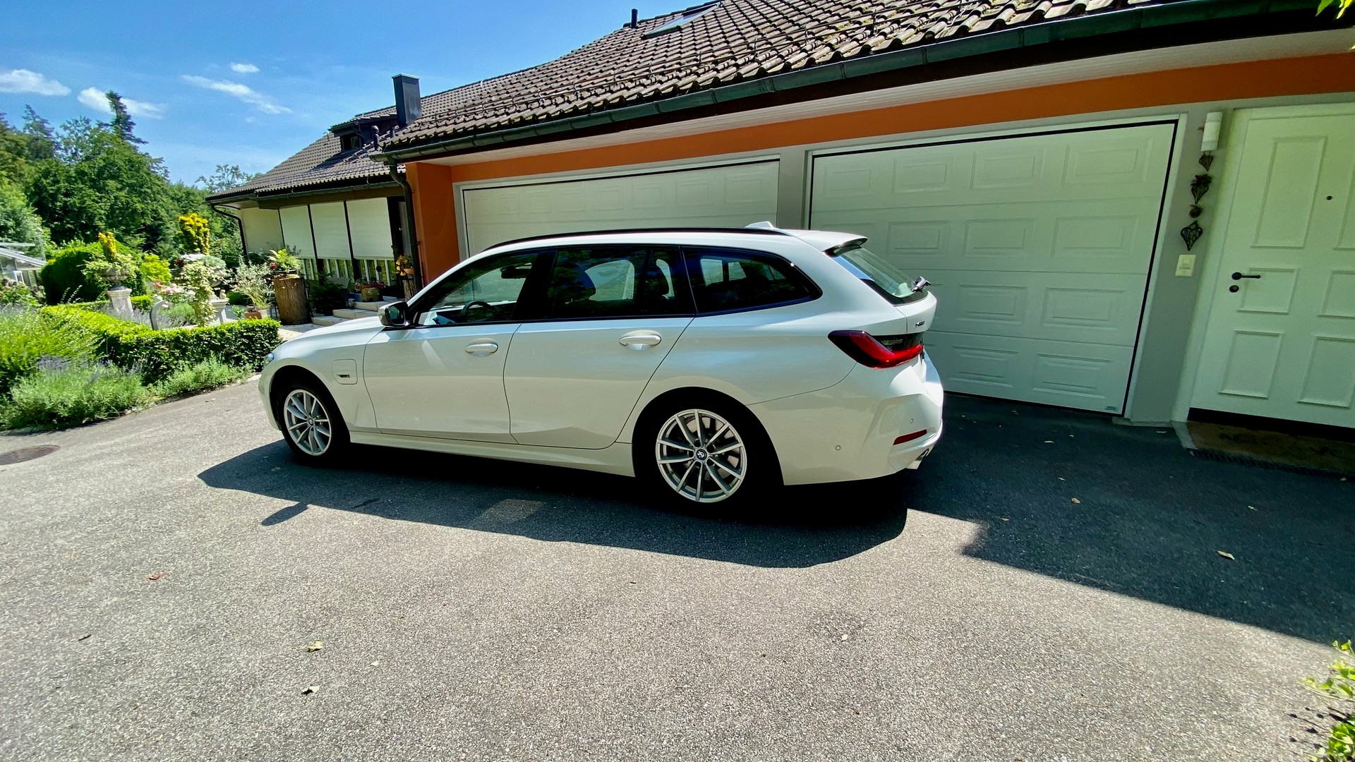 BMW 330e x DriveTouring Steptronic AWD-image-5