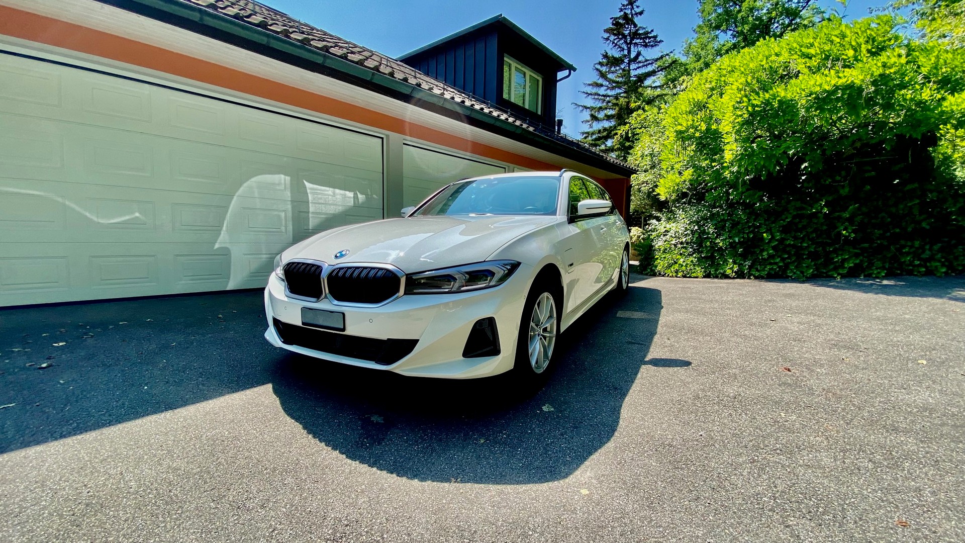 BMW 330e x DriveTouring Steptronic AWD-image-2
