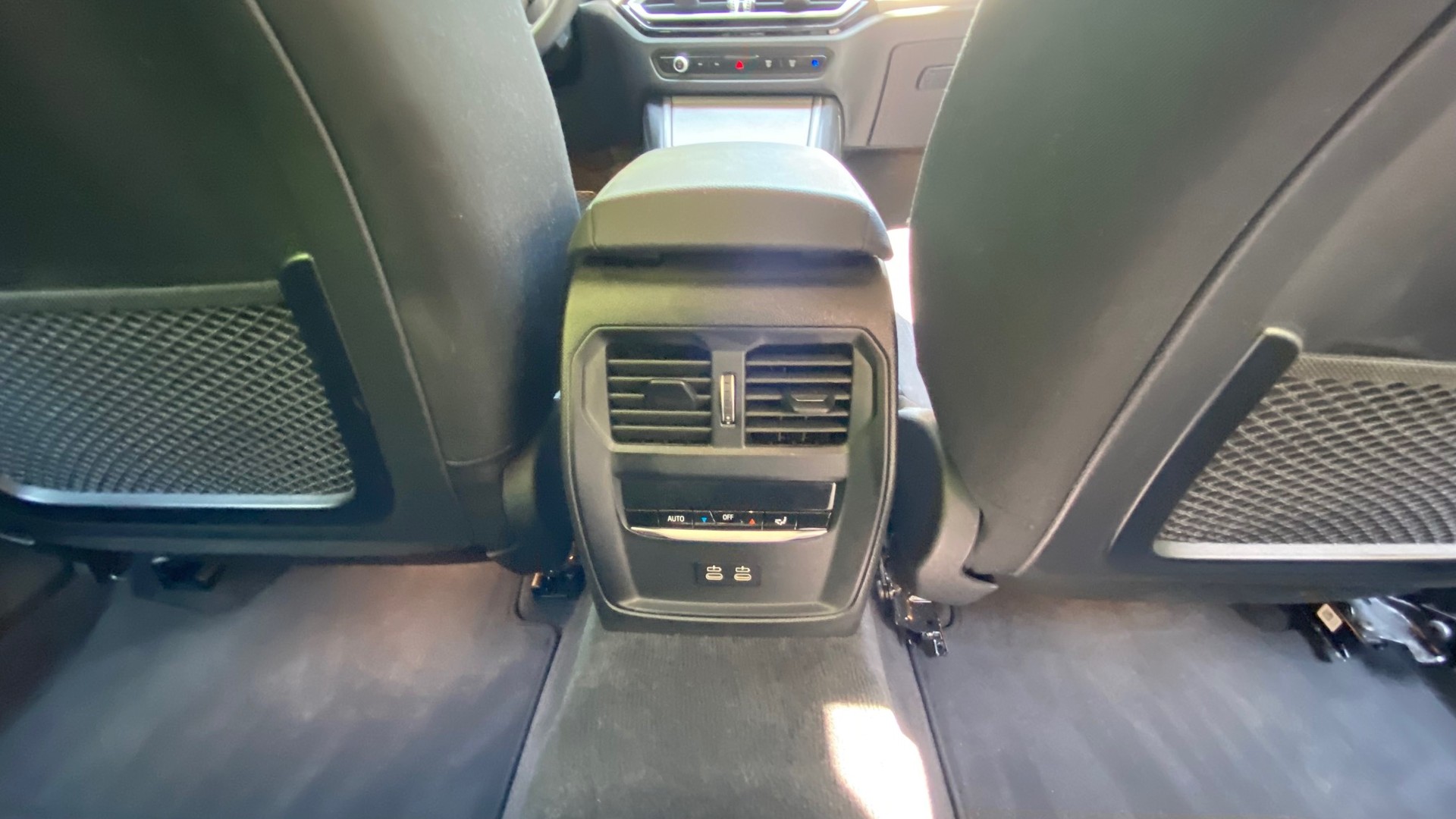 BMW 330e x DriveTouring Steptronic AWD-image-12