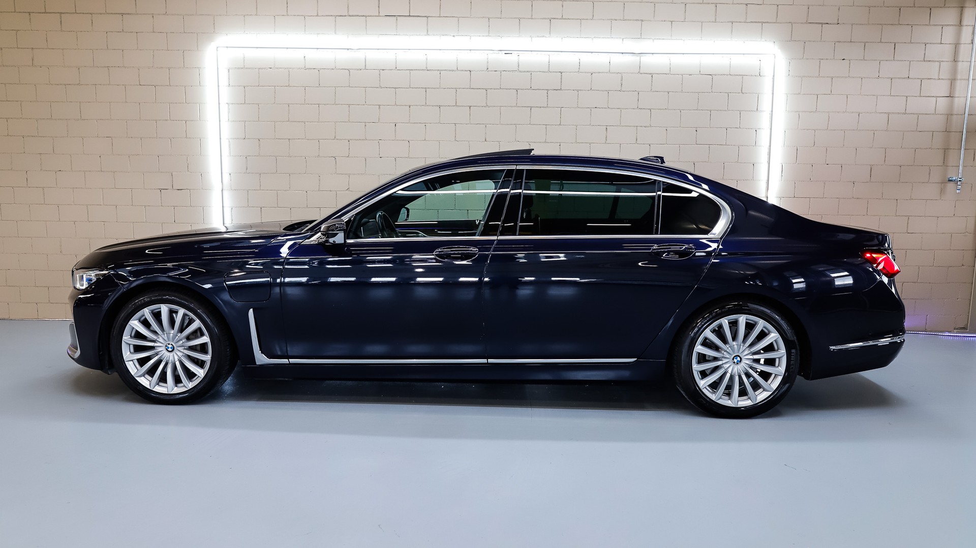 BMW 745Le xDrive Steptronic-showroom-element-3