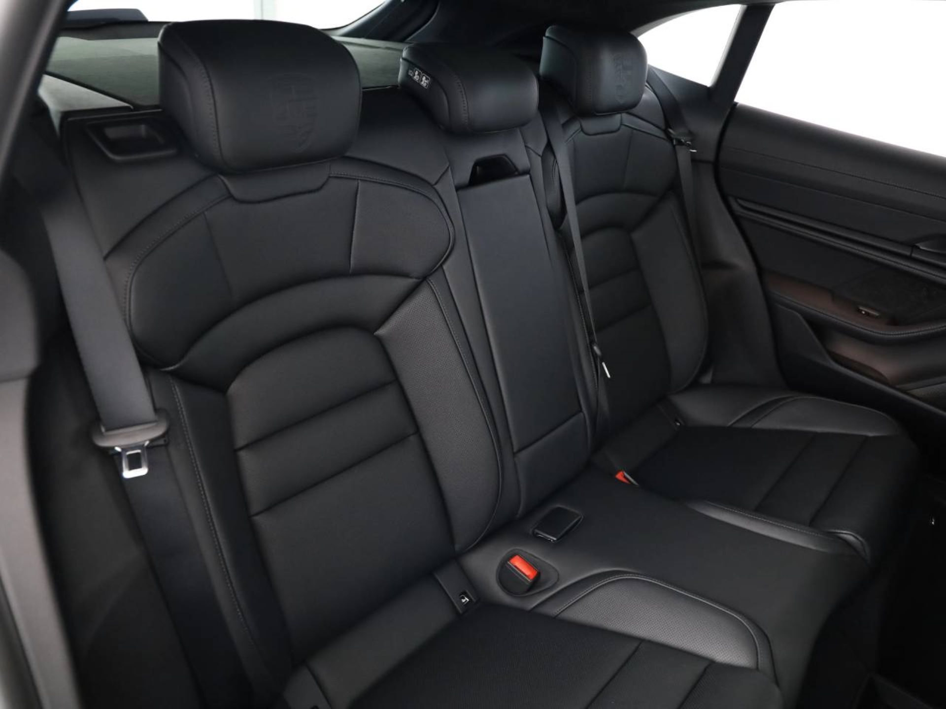 PORSCHE Taycan GTS Sport Turismo-image-18