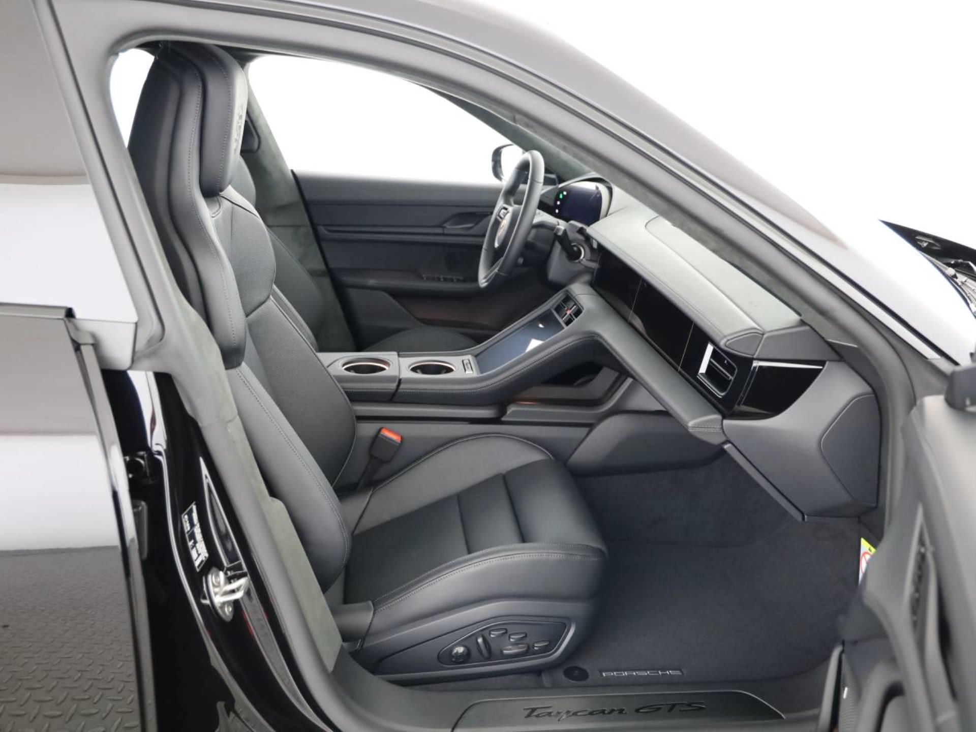 PORSCHE Taycan GTS Sport Turismo-image-14