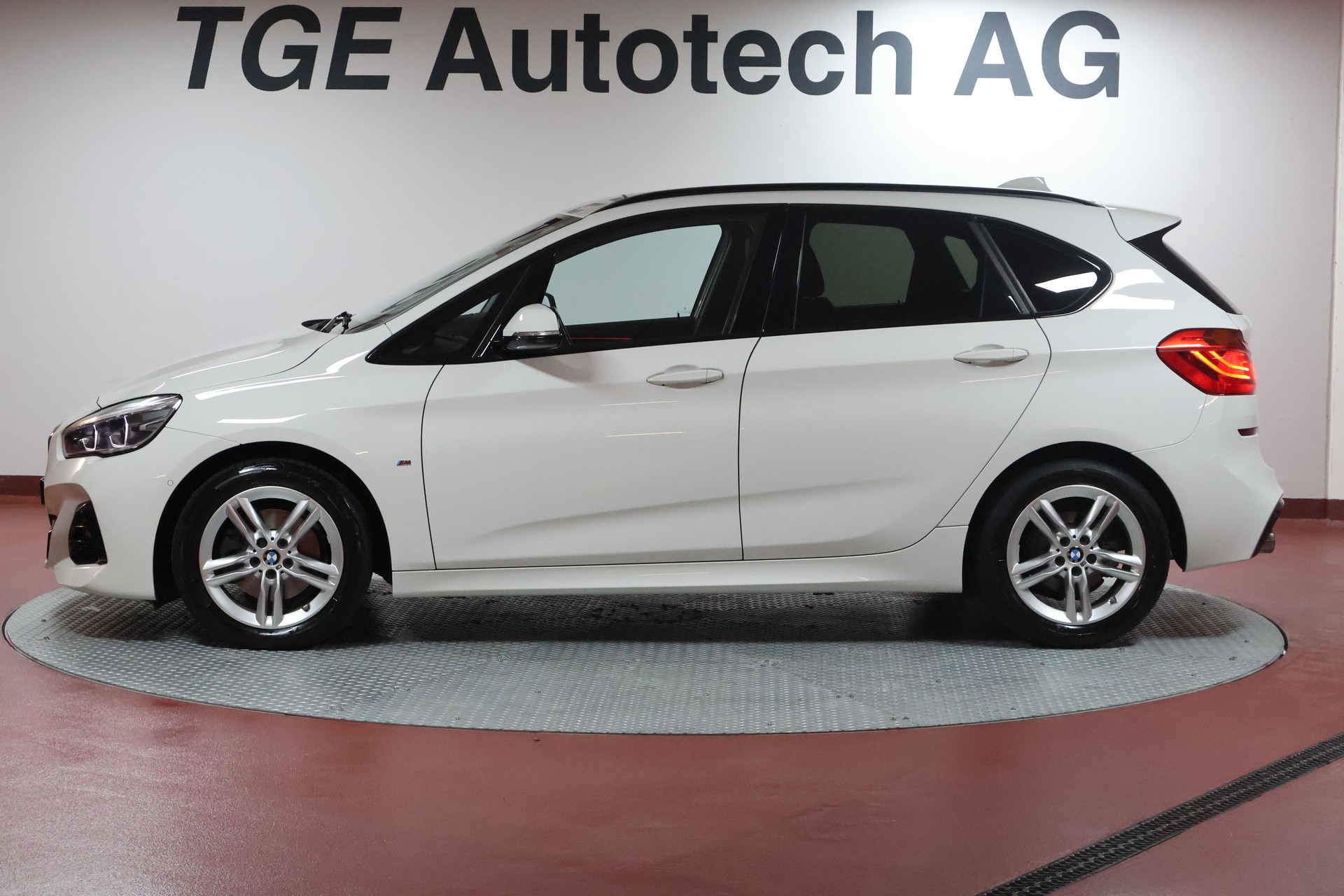 BMW 220d xDrive Active Tourer Steptronic M Sport-image-3