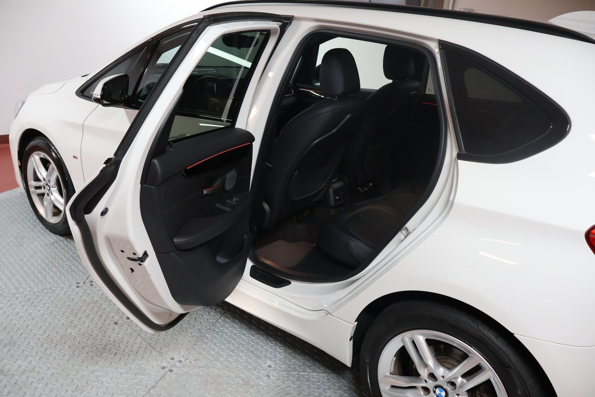 BMW 220d xDrive Active Tourer Steptronic M Sport-image-15
