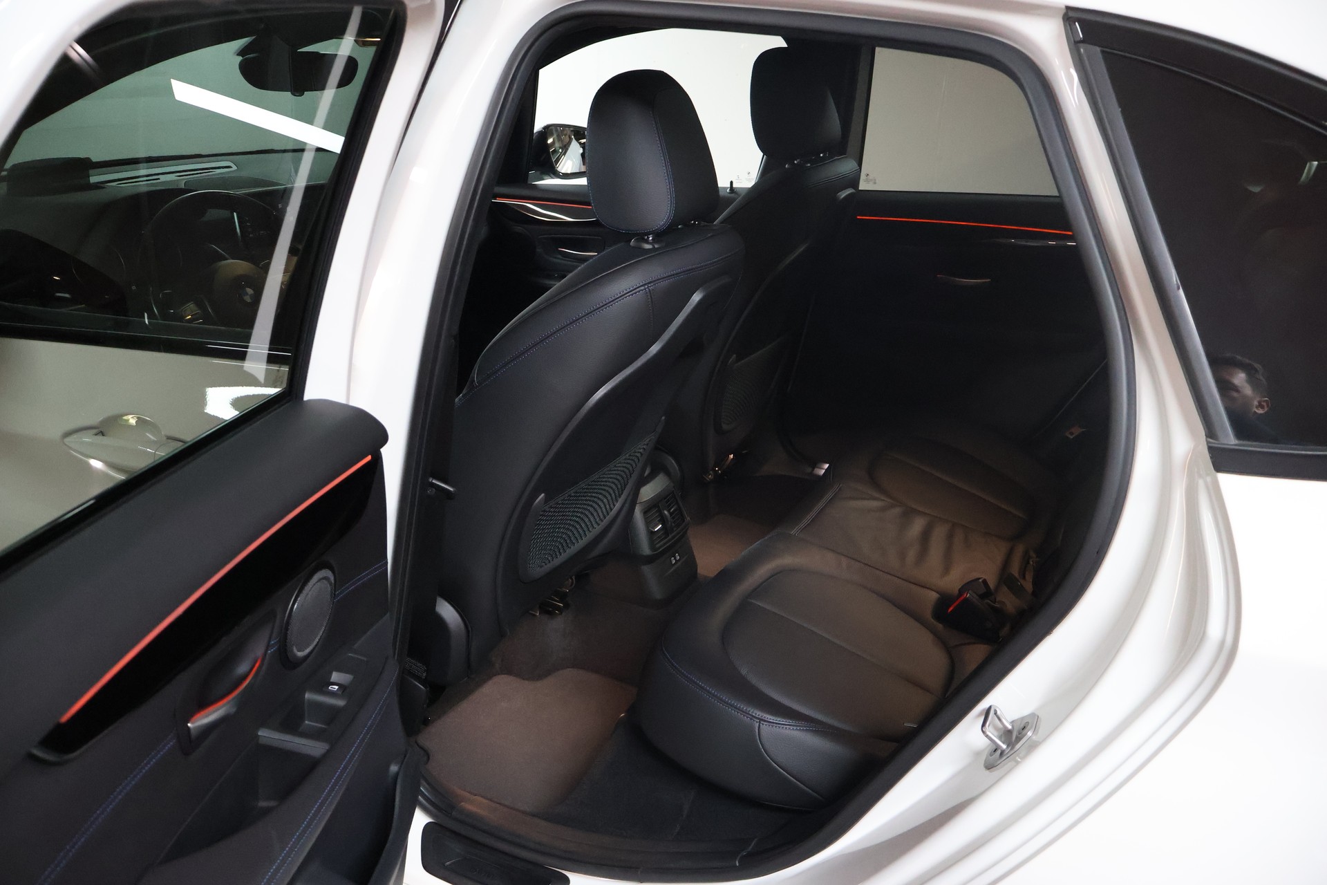 BMW 220d xDrive Active Tourer Steptronic M Sport-image-16