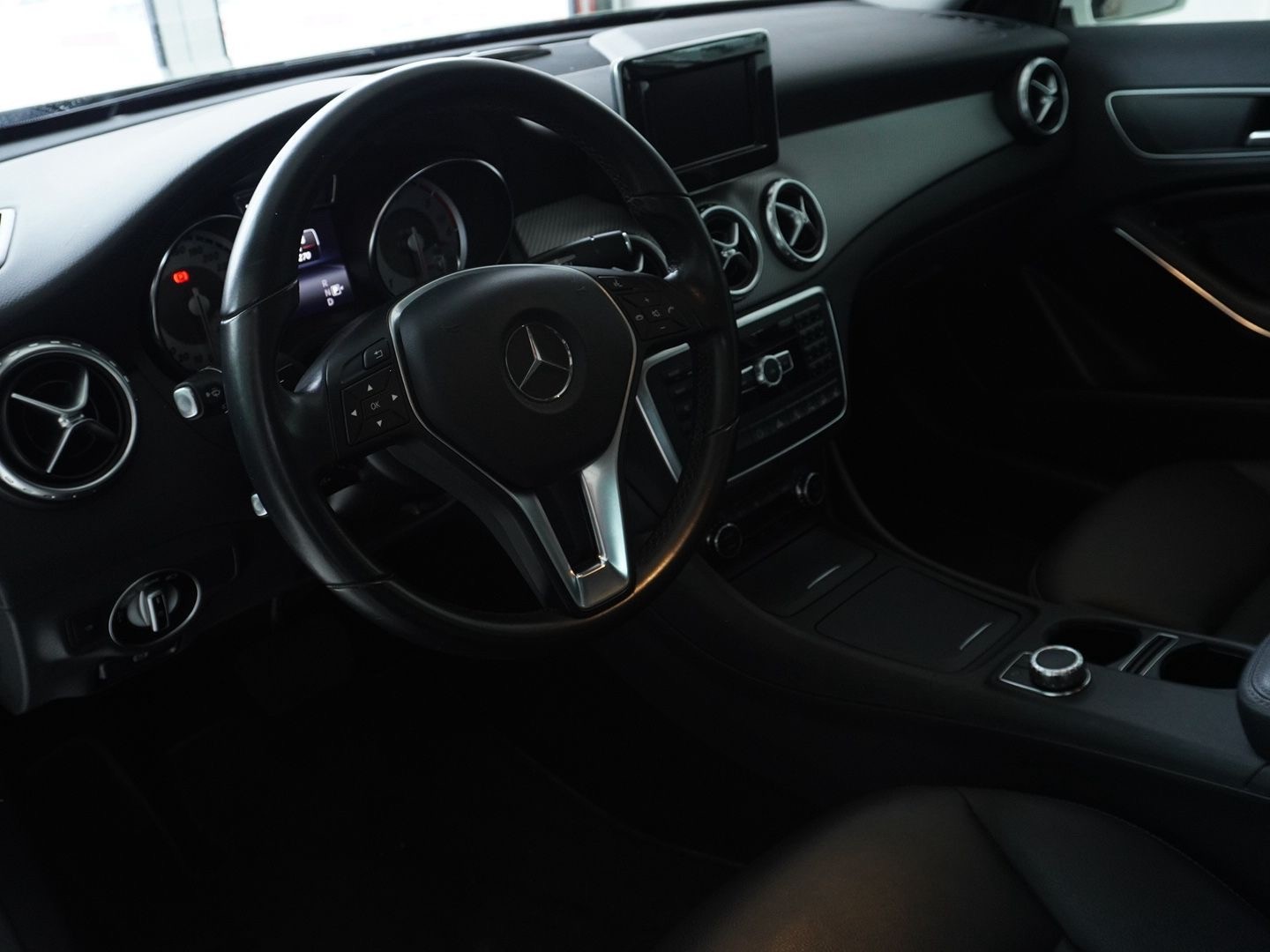 MERCEDES-BENZ GLA 200 CDI Swiss Star Edition Style 4Matic 7G-DCT-image-2