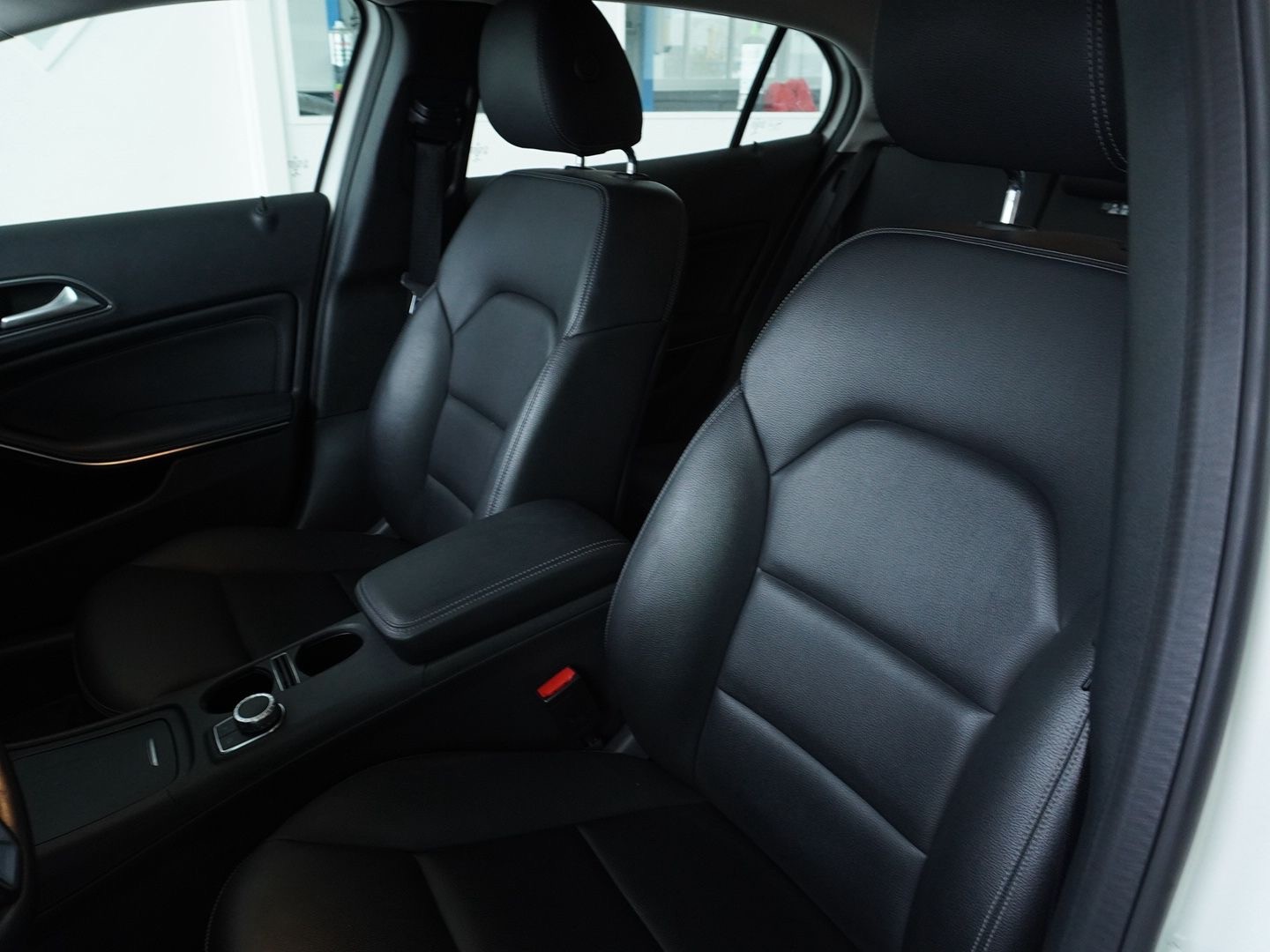 MERCEDES-BENZ GLA 200 CDI Swiss Star Edition Style 4Matic 7G-DCT-image-3