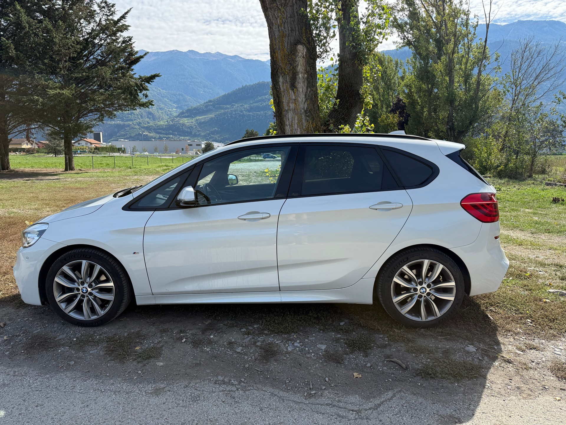 BMW 225i xDrive Active Tourer Luxury Line Steptronic-image-4