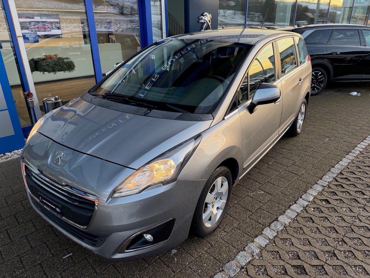 PEUGEOT 5008 1.6 HDi 115 AC Business Line-image-1