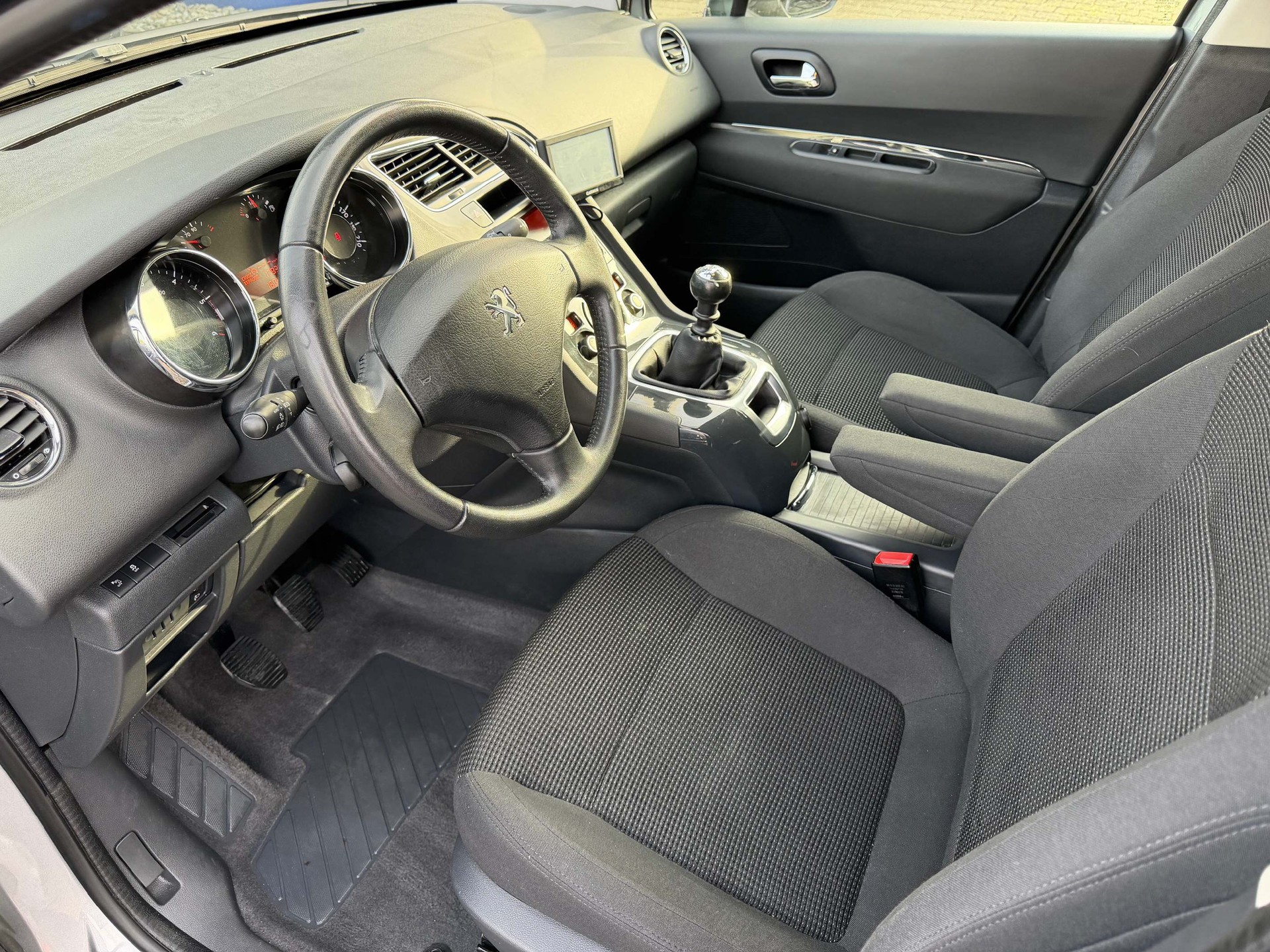 PEUGEOT 5008 1.6 HDi 115 AC Business Line-image-7