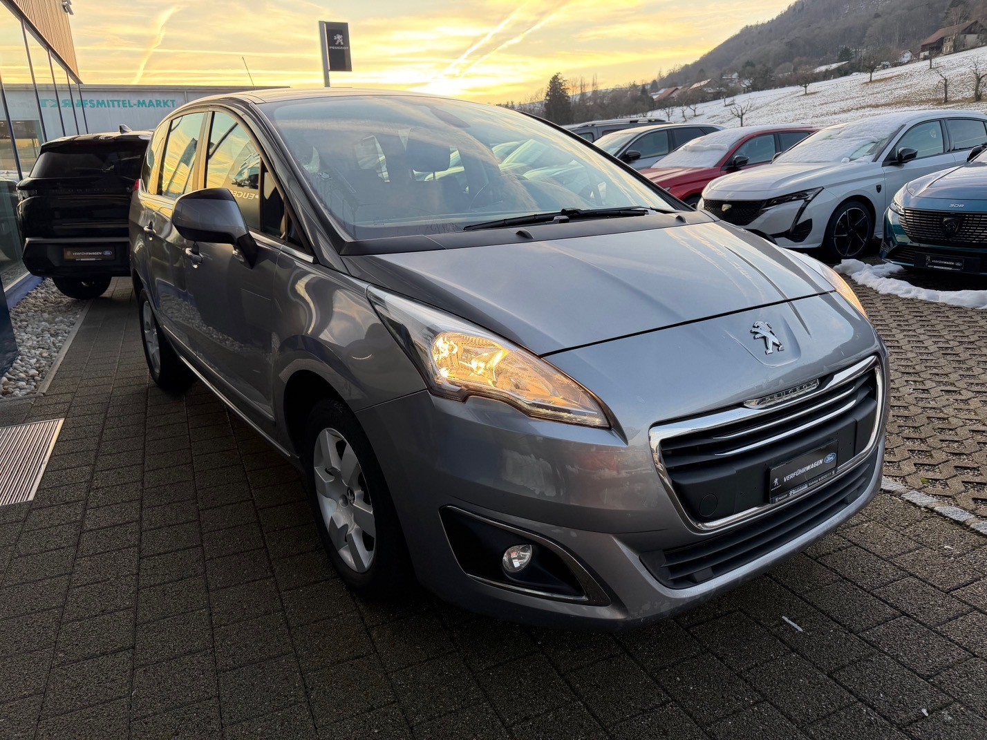 PEUGEOT 5008 1.6 HDi 115 AC Business Line-image-2
