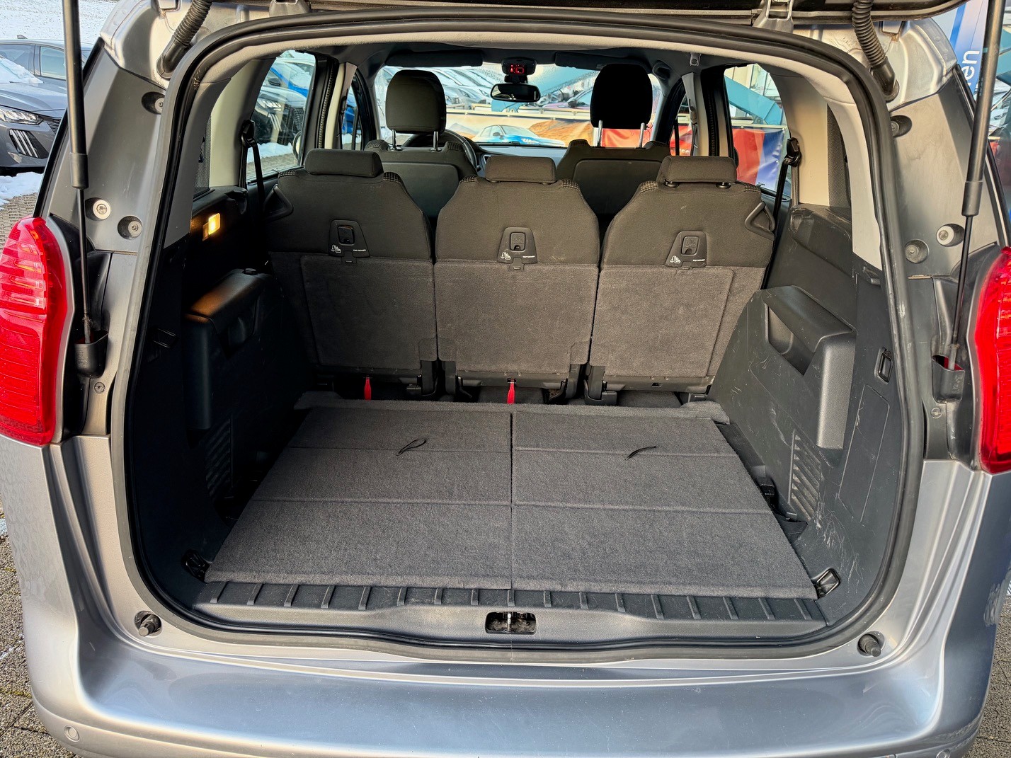 PEUGEOT 5008 1.6 HDi 115 AC Business Line-image-5