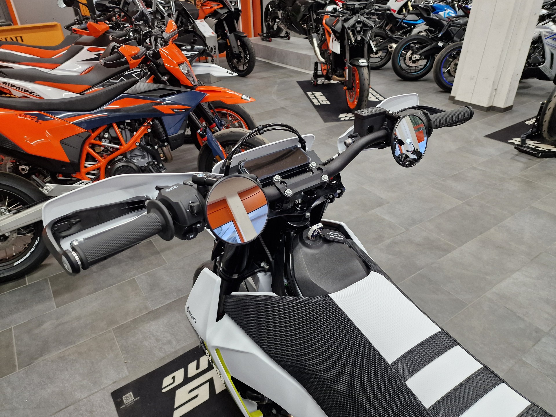 HUSQVARNA 701 Supermoto-image-10